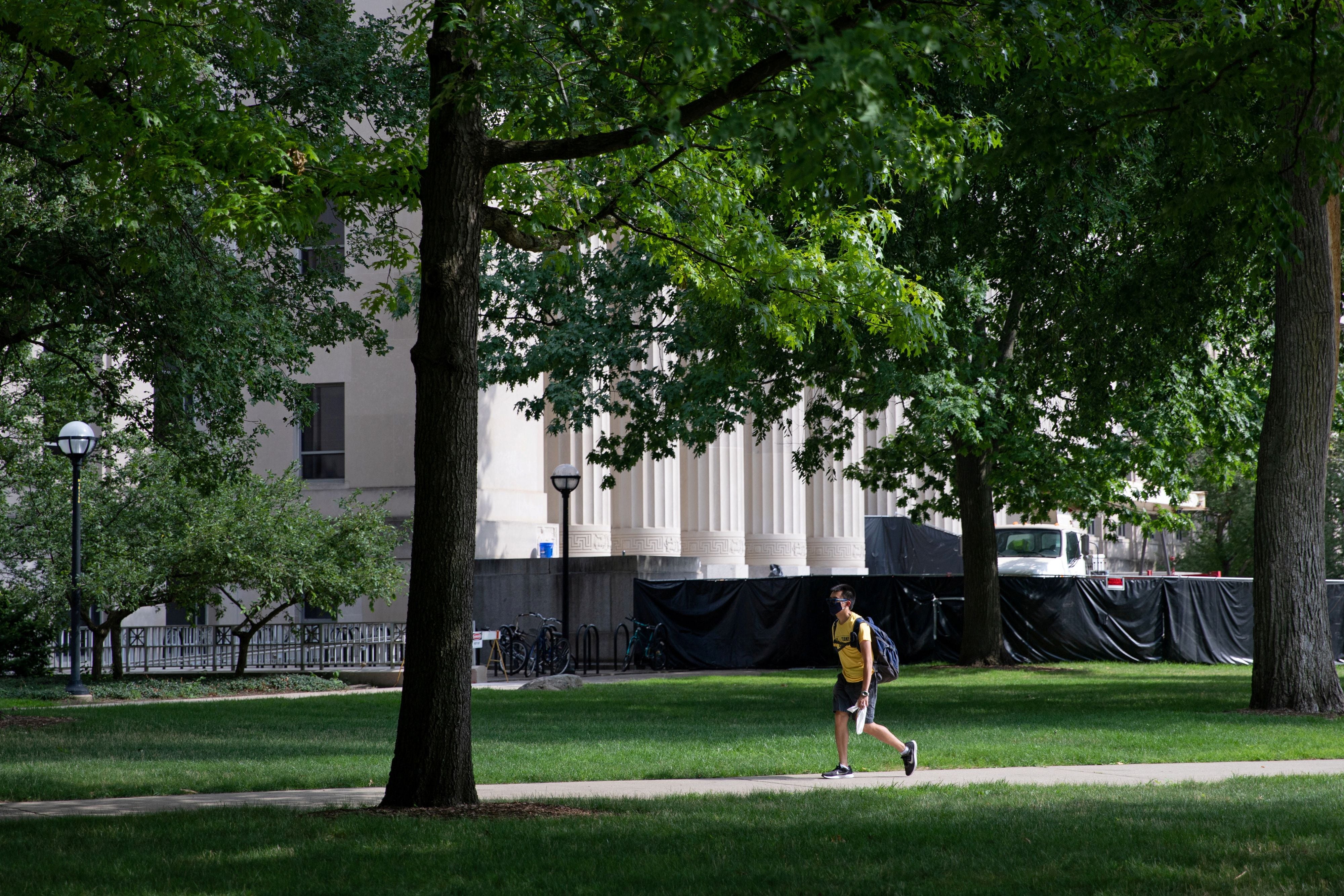 La Universidad de Michigan, situada en Ann Arbor, juega un rol crucial como uno de los principales empleadores y puntos centrales de la vida cultural y económica de la ciudad. (REUTERS/Emily Elconin)