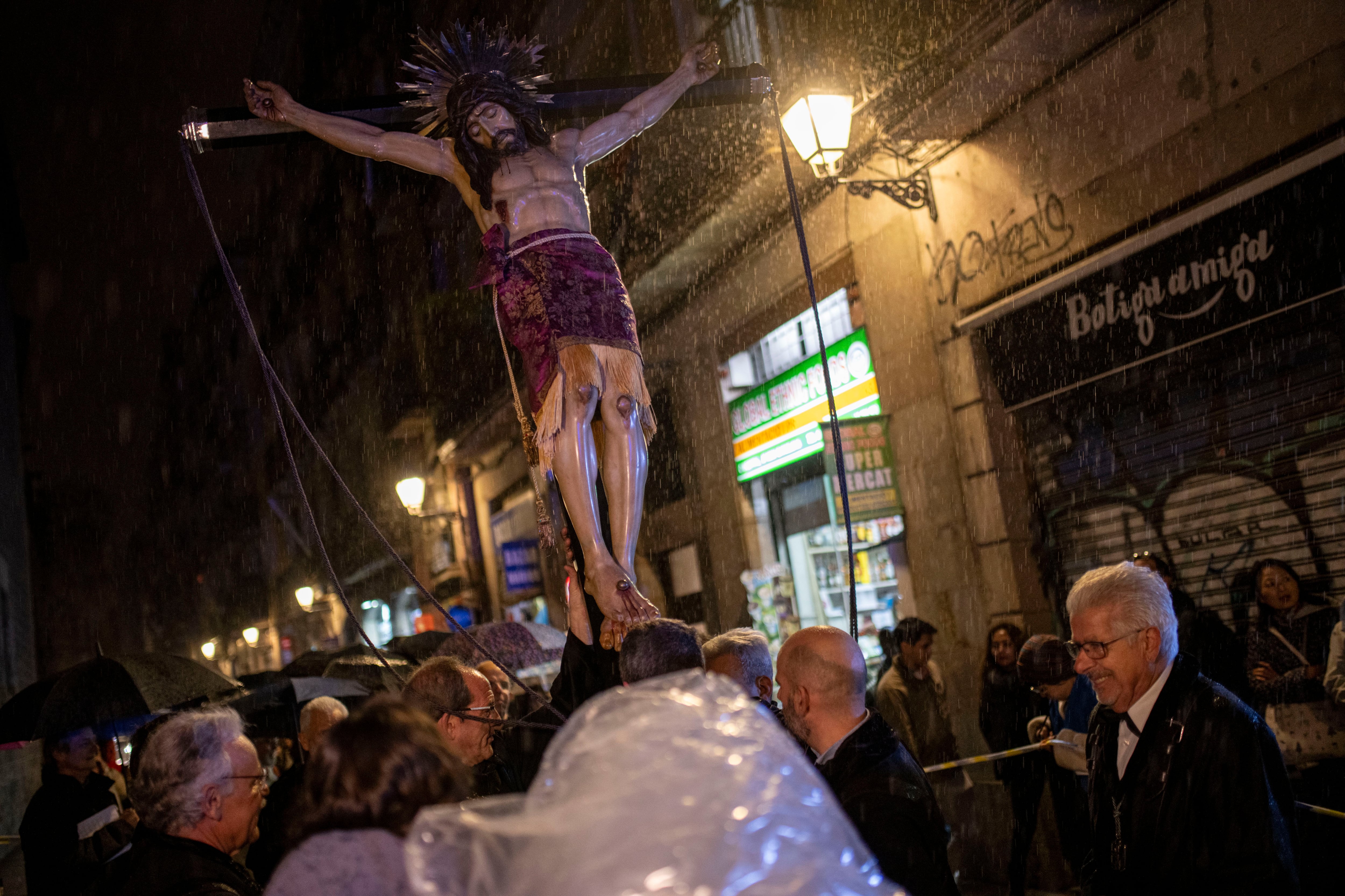 Decenas de personas durante la procesión del Santo Cristo de la Sangre, a 9 de marzo de 2024, en Barcelona. (Lorena Sopêna / Europa Press)