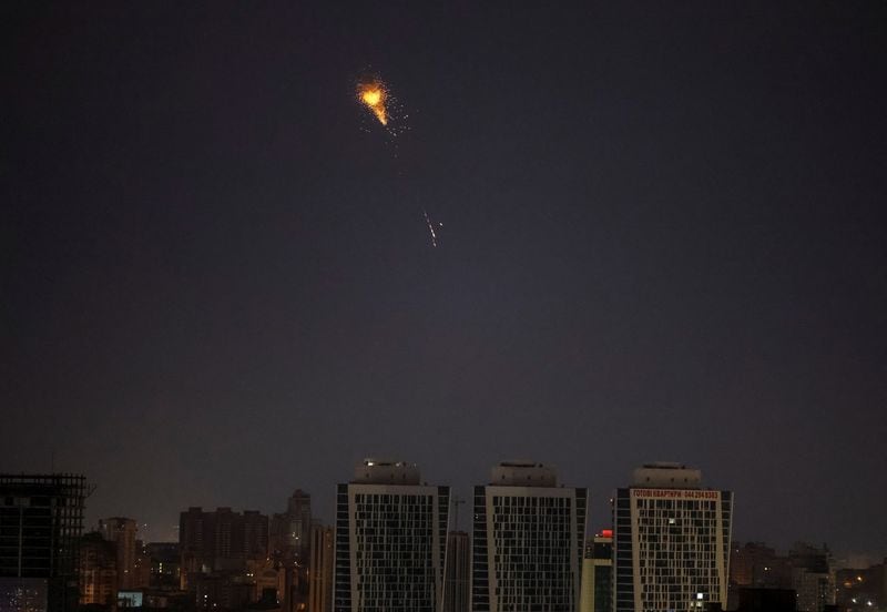 IMAGEN ILUSTRATIVA. Un misil ruso explota sobre el cielo nocturno de Kiev, Ucrania. 24 marzo 2024 (REUTERS/Gleb Garanich)