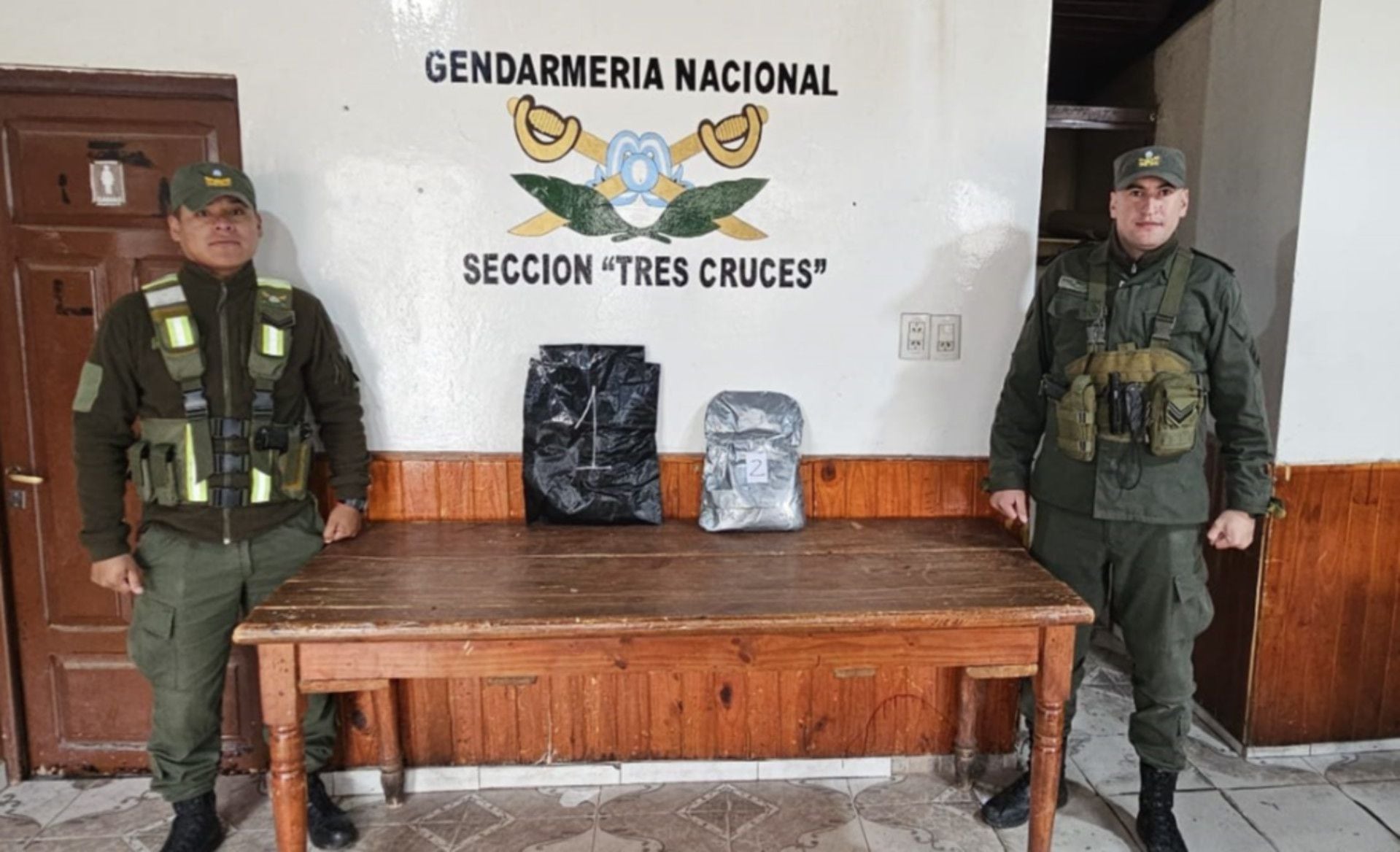 Un can antinarcóticos detectó más de 4 kilos de cocaína en el doble fondo de un equipaje de un pasajero de un ómnibus en Jujuy (GNA)