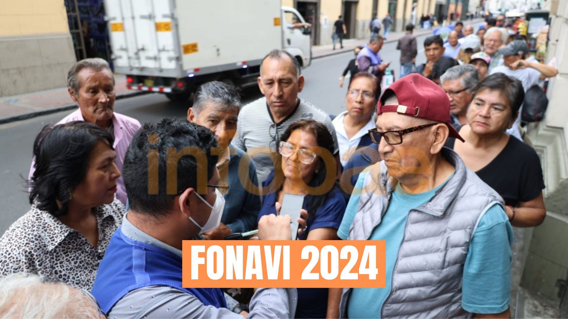 Grupo de fonavistas  con representante de la Secretaria técnica del Fonavi en el Centro de Lima