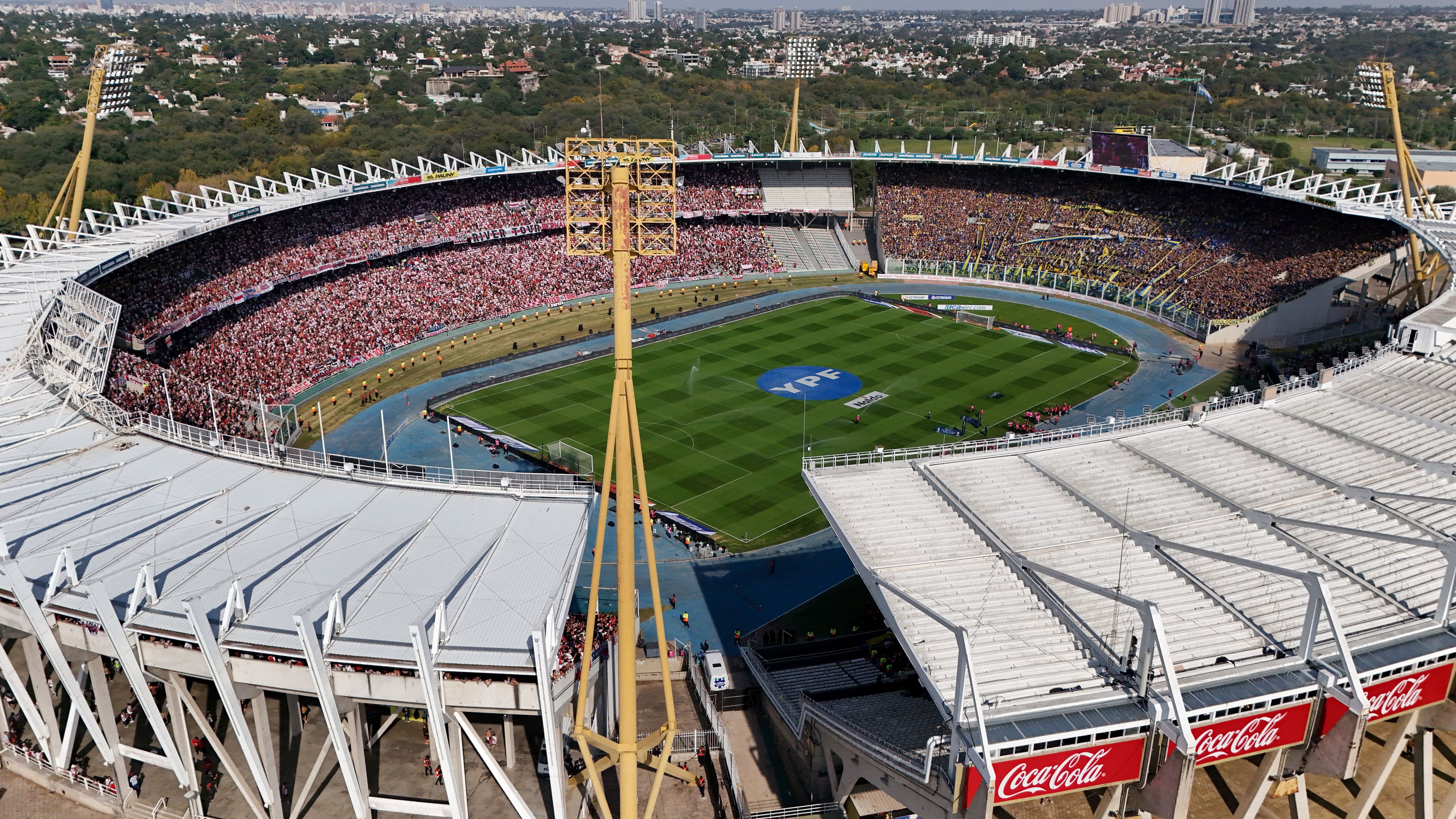 El estadio Kempes durante el Superclásico de la Copa de la Liga