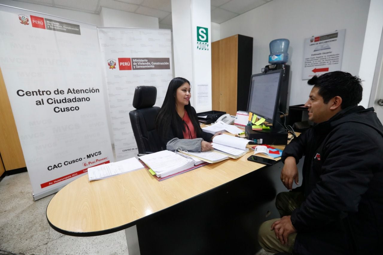 Una asistente del Centro de Atención al Ciudadano (CAC) del Ministerio de Vivienda brinda orientación a los aspirantes al Bono Familiar Habitacional de Techo Propio