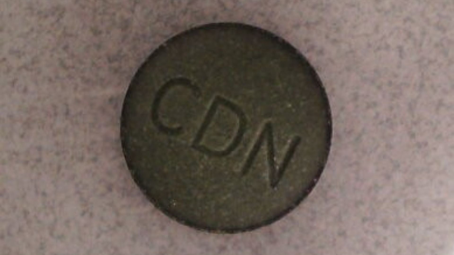 Pastilla de posible fentanilo con la leyenda "CDN" analizada en Canadá.