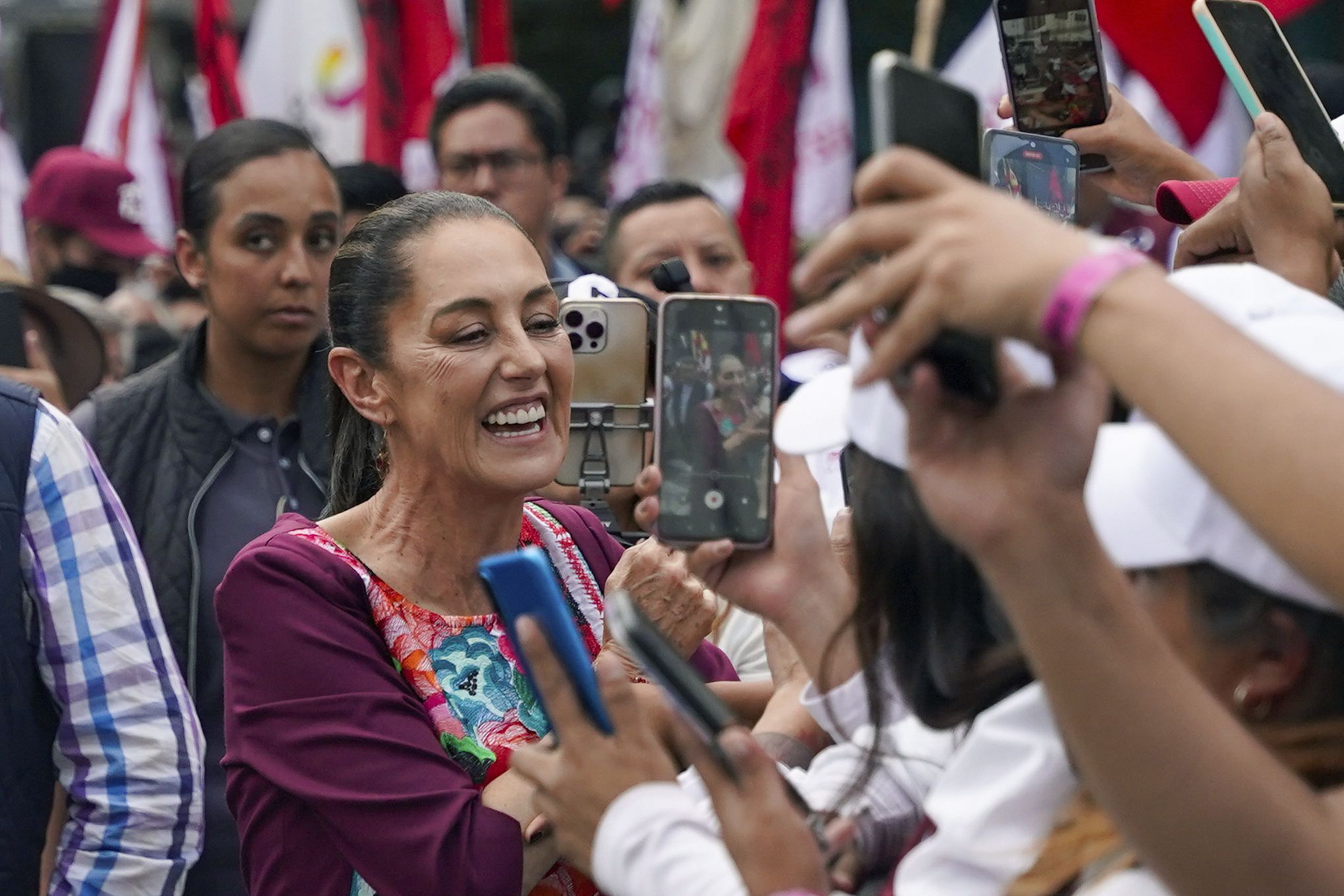 ARCHIVO - La candidata presidencial oficialista Claudia Sheinbaum convive con simpatizantes de la 4T (AP Foto/Aurea Del Rosario, archivo)