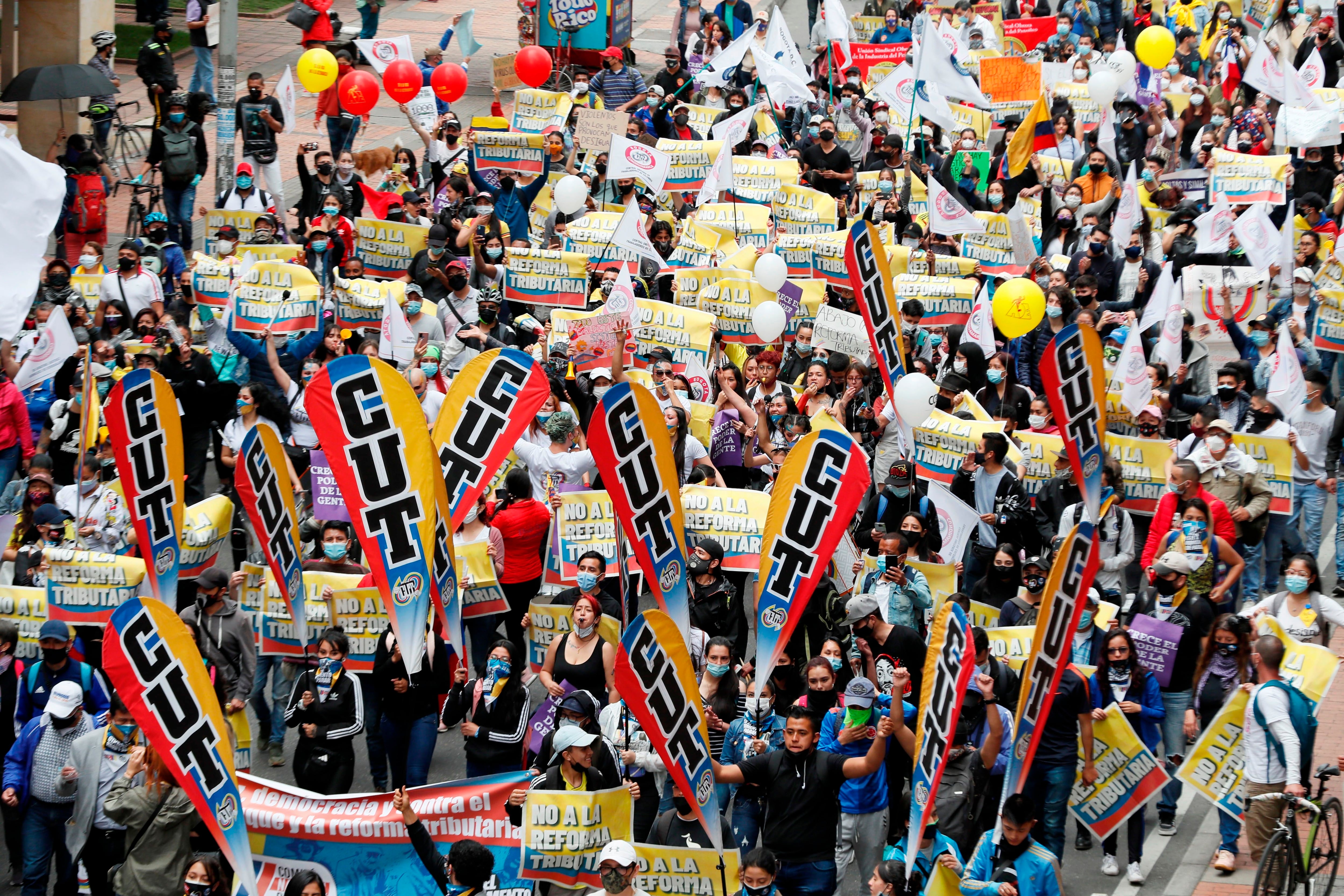 La Central Unitaria de Trabajadores de Colombia (CUT) participan en la jornada de manifestaciones denominada Paro Nacional, convocada en todo el país para rechazar, entre otros, la reforma tributaria del Gobierno - crédito Carlos Ortega/EFE
