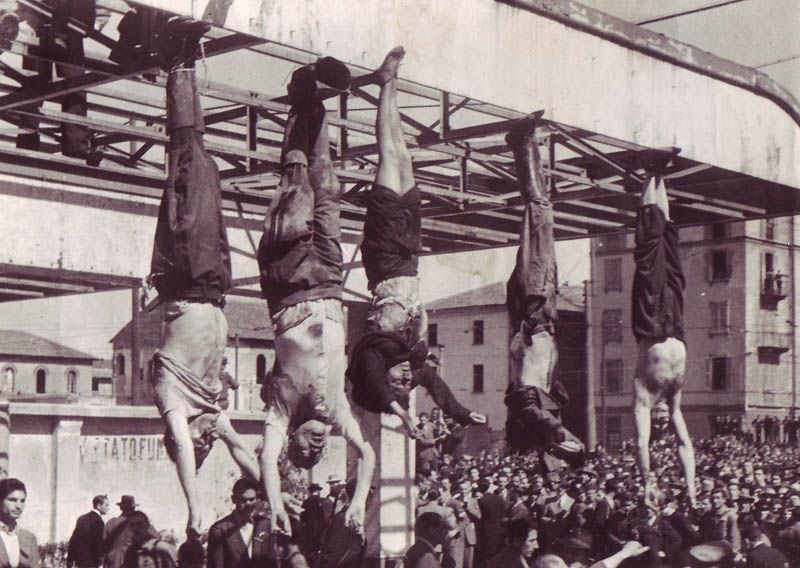 Los cuerpos de Mussolini, la Petacci y otros dirigentes fascistas, colgados en una gasolinera, en Piazzale Loreto, Milán (foto The Grosby Group)
