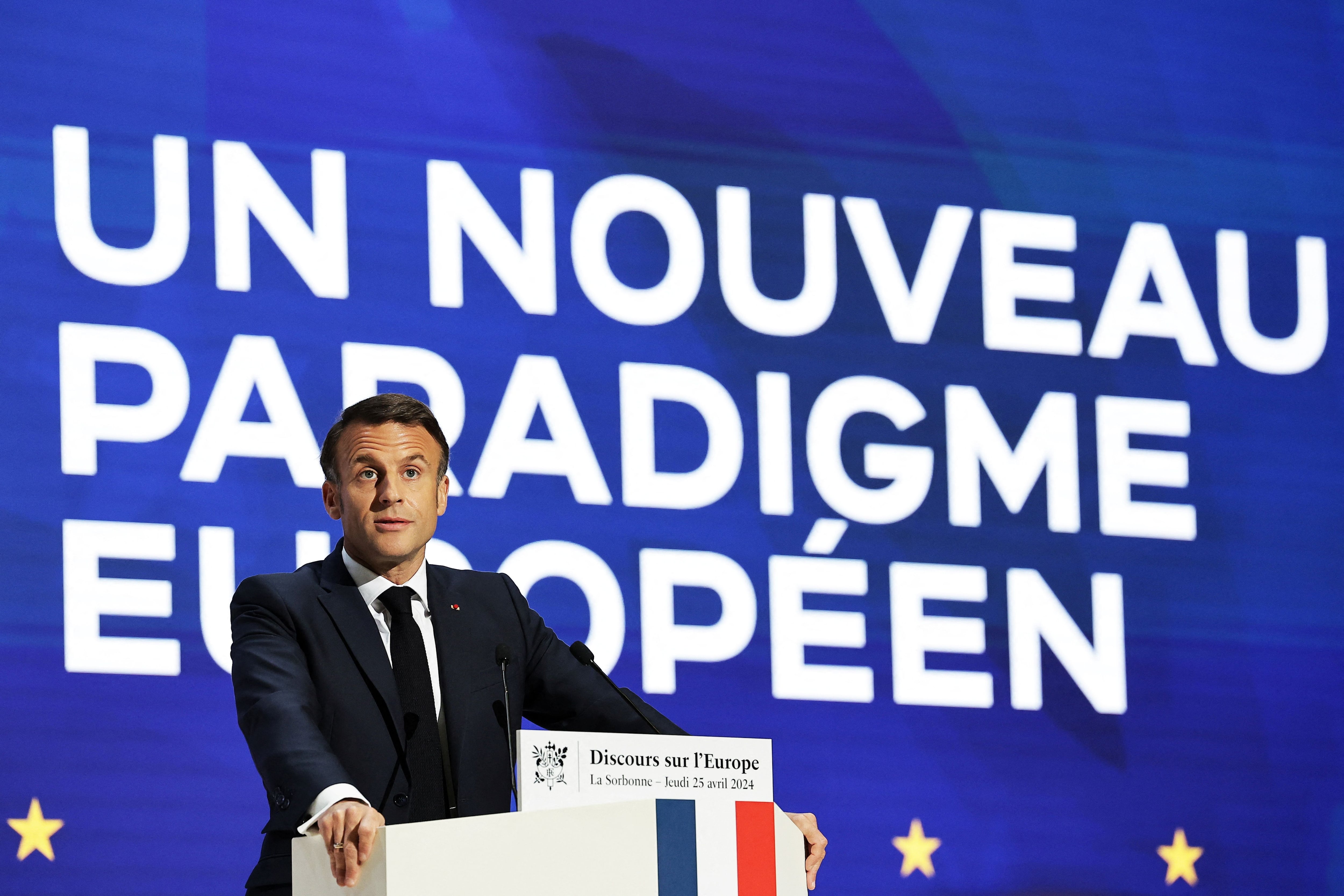 Macron junto al lema "Un nuevo paradigma europeo" en el anfiteatro de la Universidad de la Sorbona en París, Francia, este 25 de abril de 2024 (REUTERS)