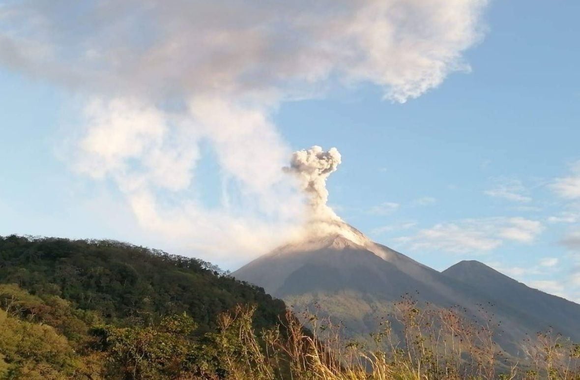 Imagen de archivo del volcán Pacaya de fondo, en San Vicente Pacaya. (Twitter)