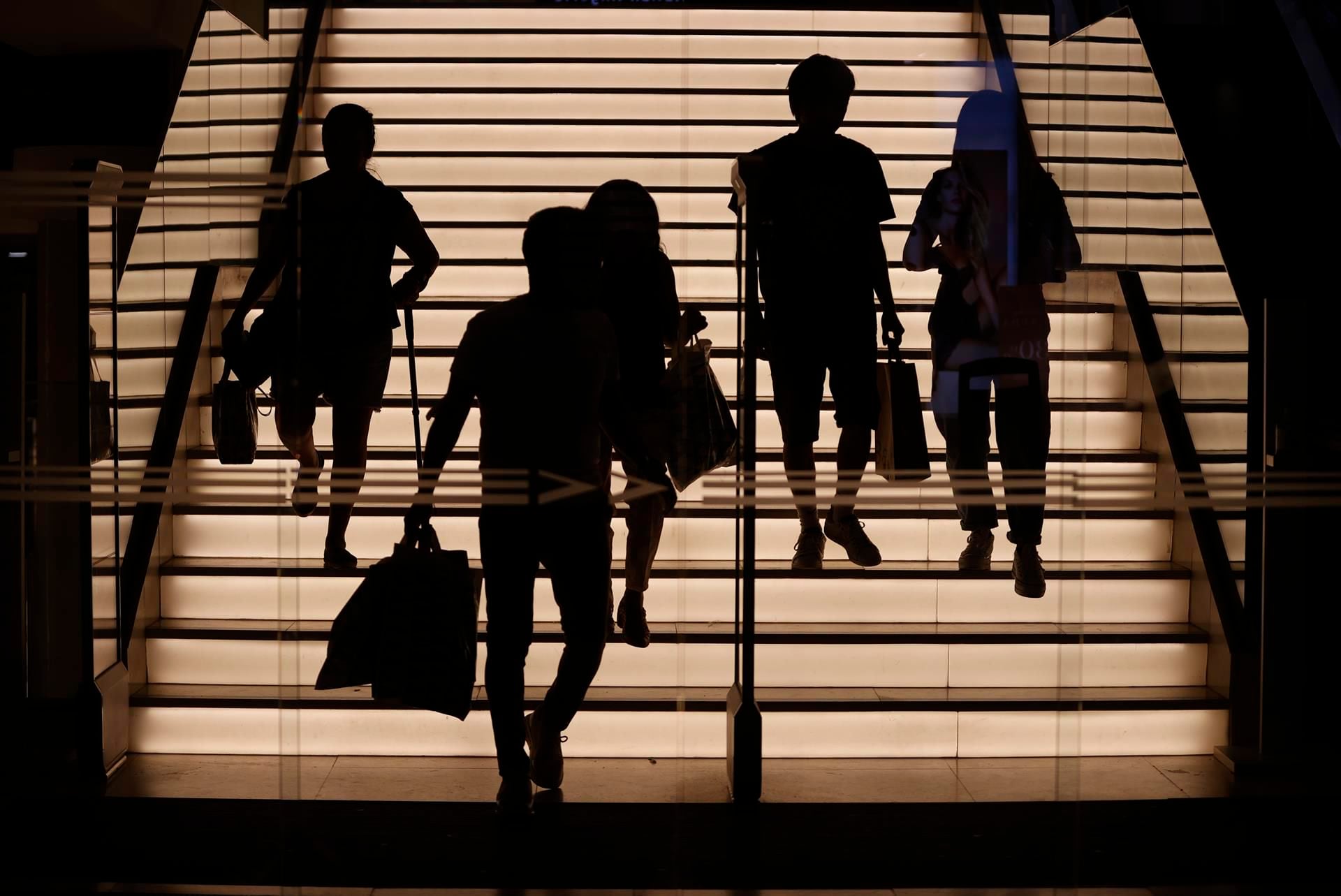 Escaleras de un centro comercial en el centro de Madrid. (EFE/Mariscal).