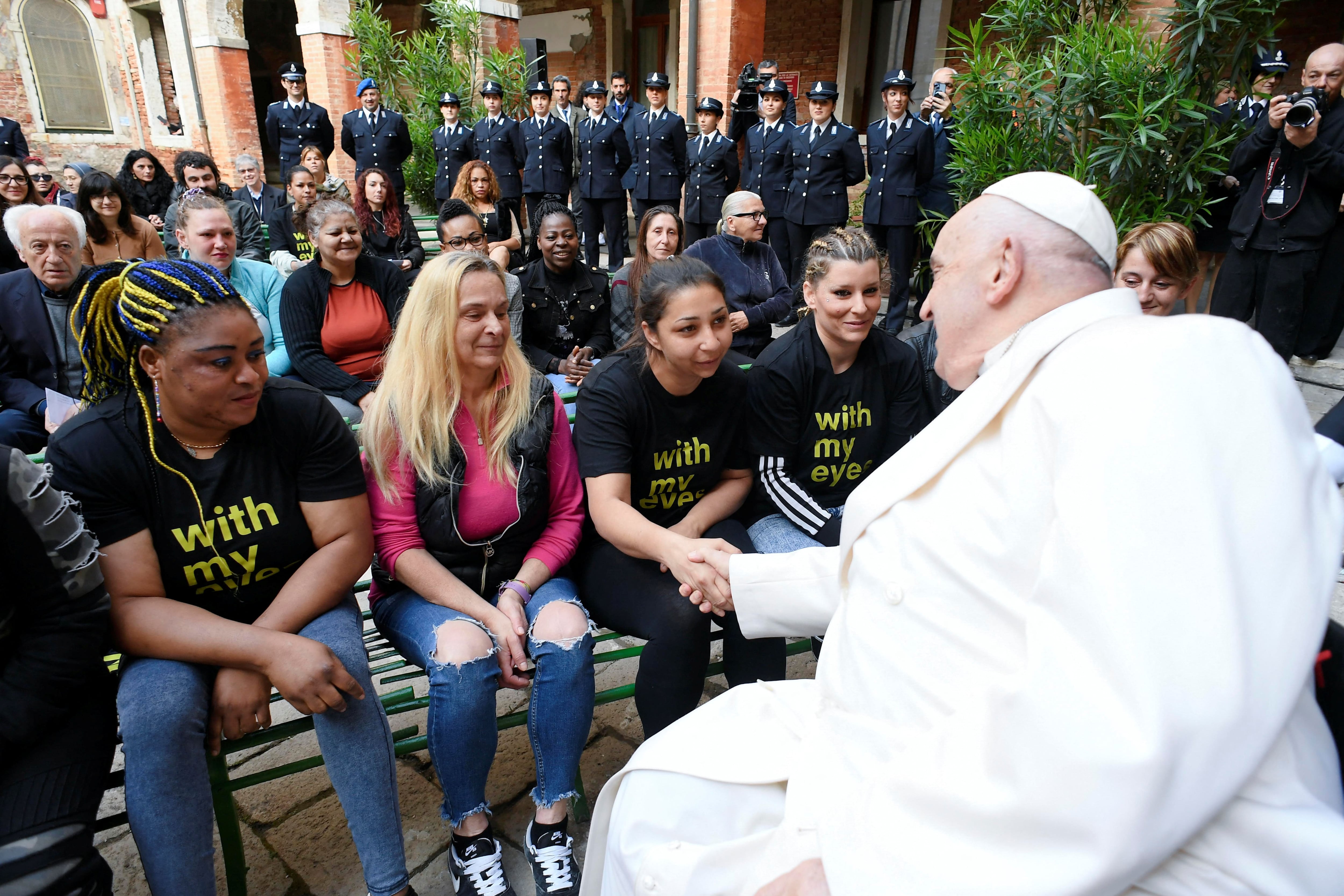 Francisco saludó, una por una, a las cerca de 80 reclusas, (Vatican Media/­REUTERS)