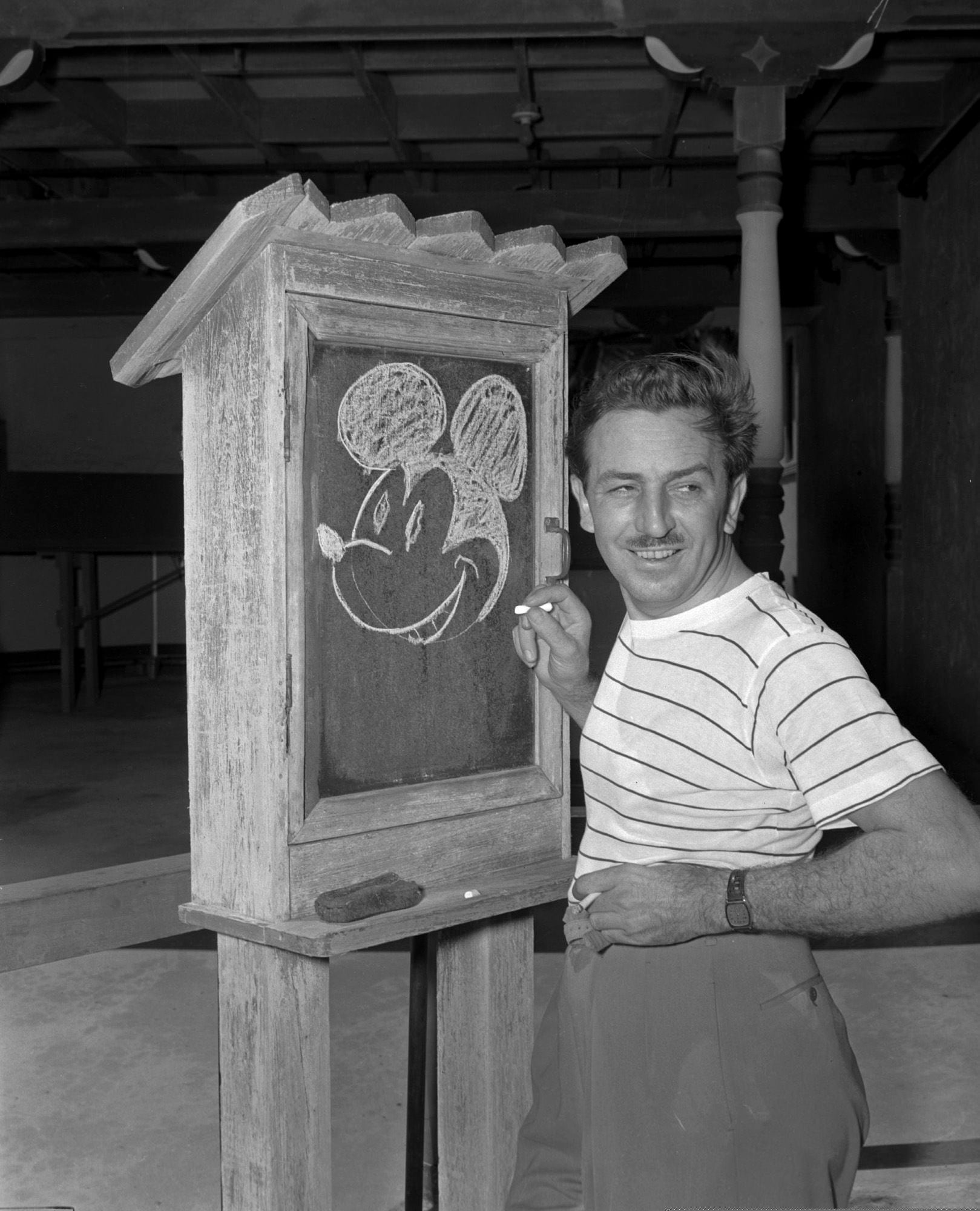  Walt Disney, creador de Mickey Mouse, posa en el Pancoast Hotel, en diciembre de 1941 (AP, archivo)
