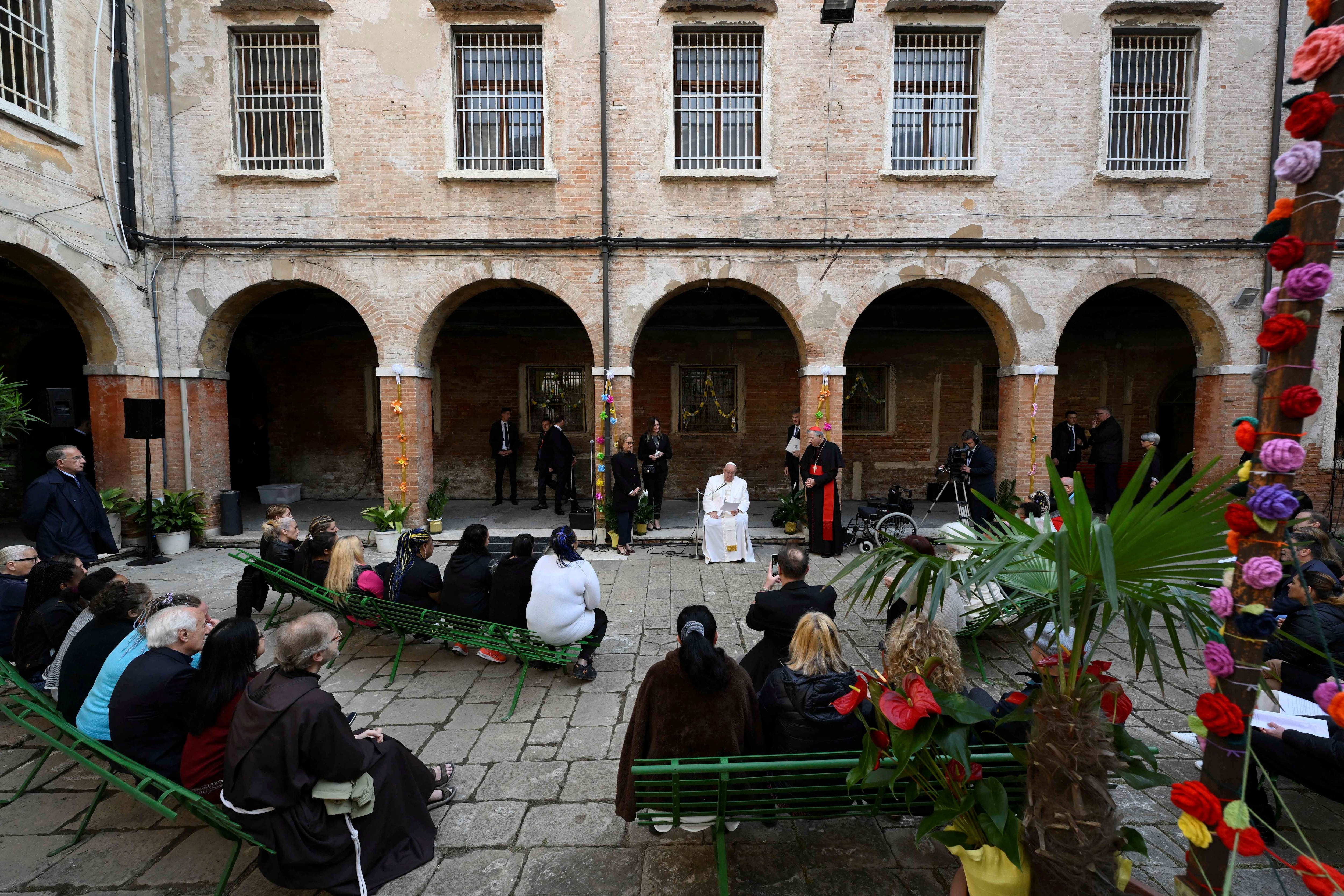 El papa destacó que la prisión, “también puede convertirse en un lugar de renacimiento”. (Vatican Media/­REUTERS)