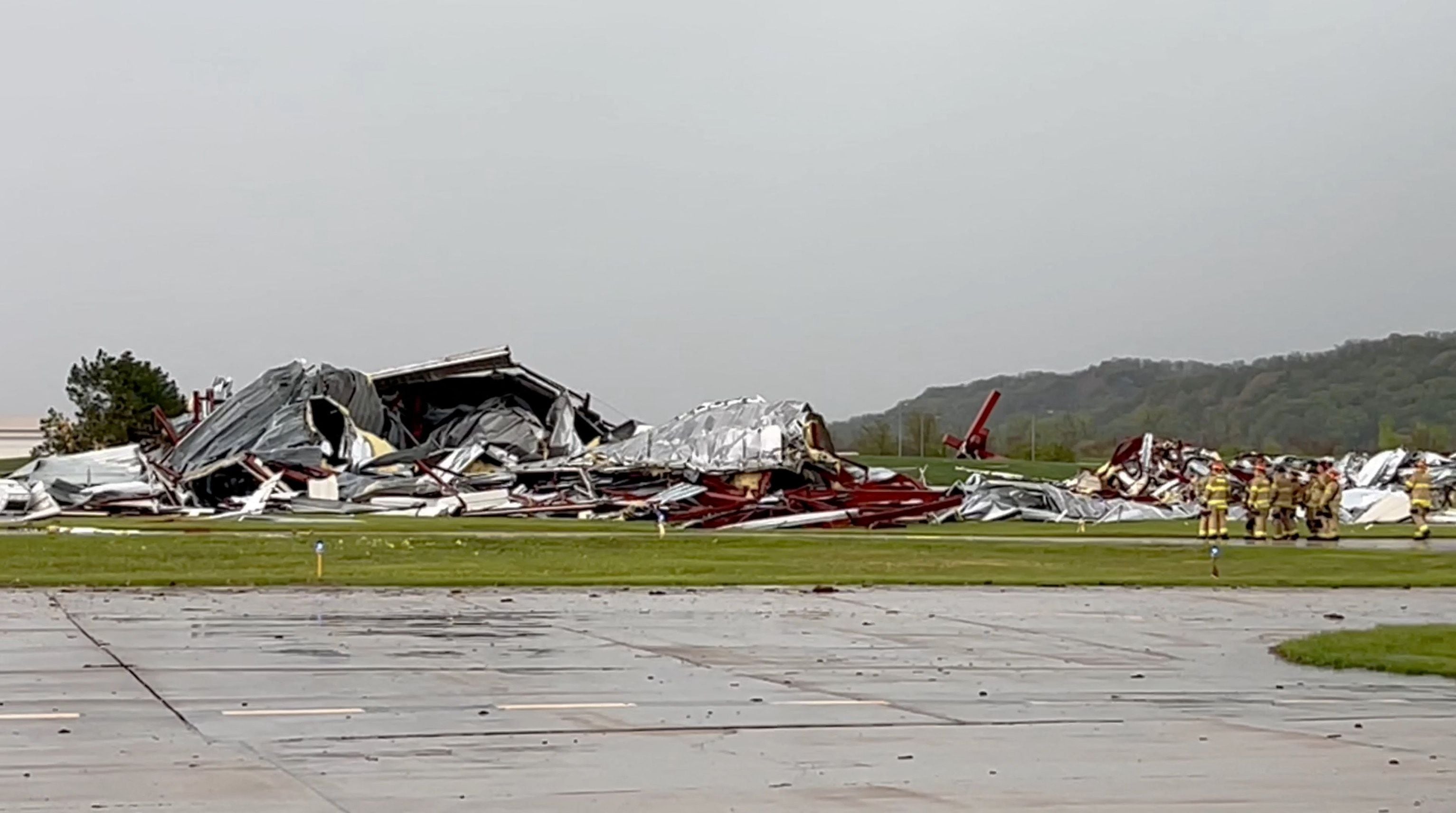 Daños causados por un tornado en el aeródromo de Eppley, en Omaha, Nebraska (REUTERS)