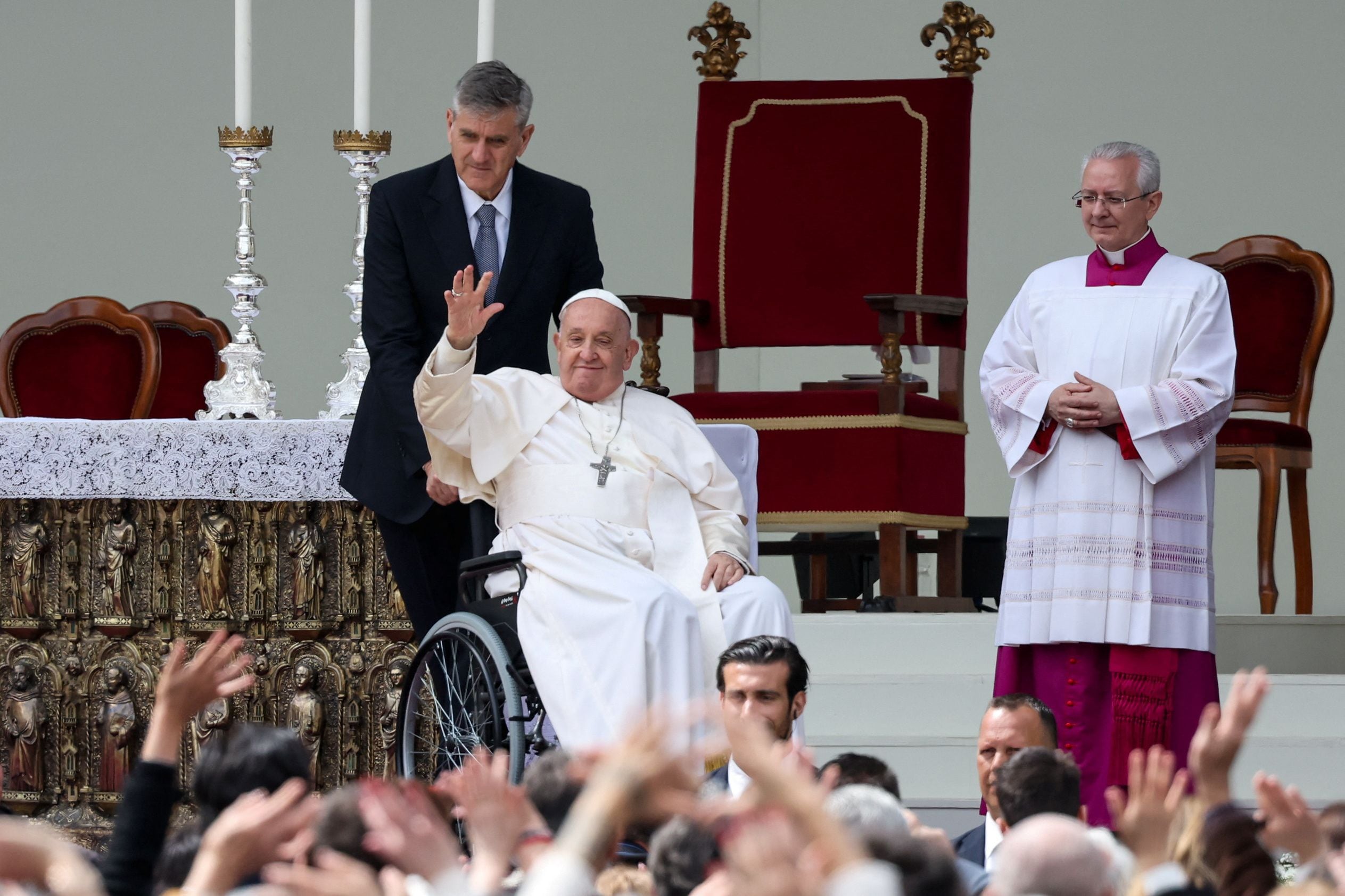 El Papa Francisco saluda a la multitud reunida en la Plaza de San Marcos. (REUTERS/Claudia Greco)