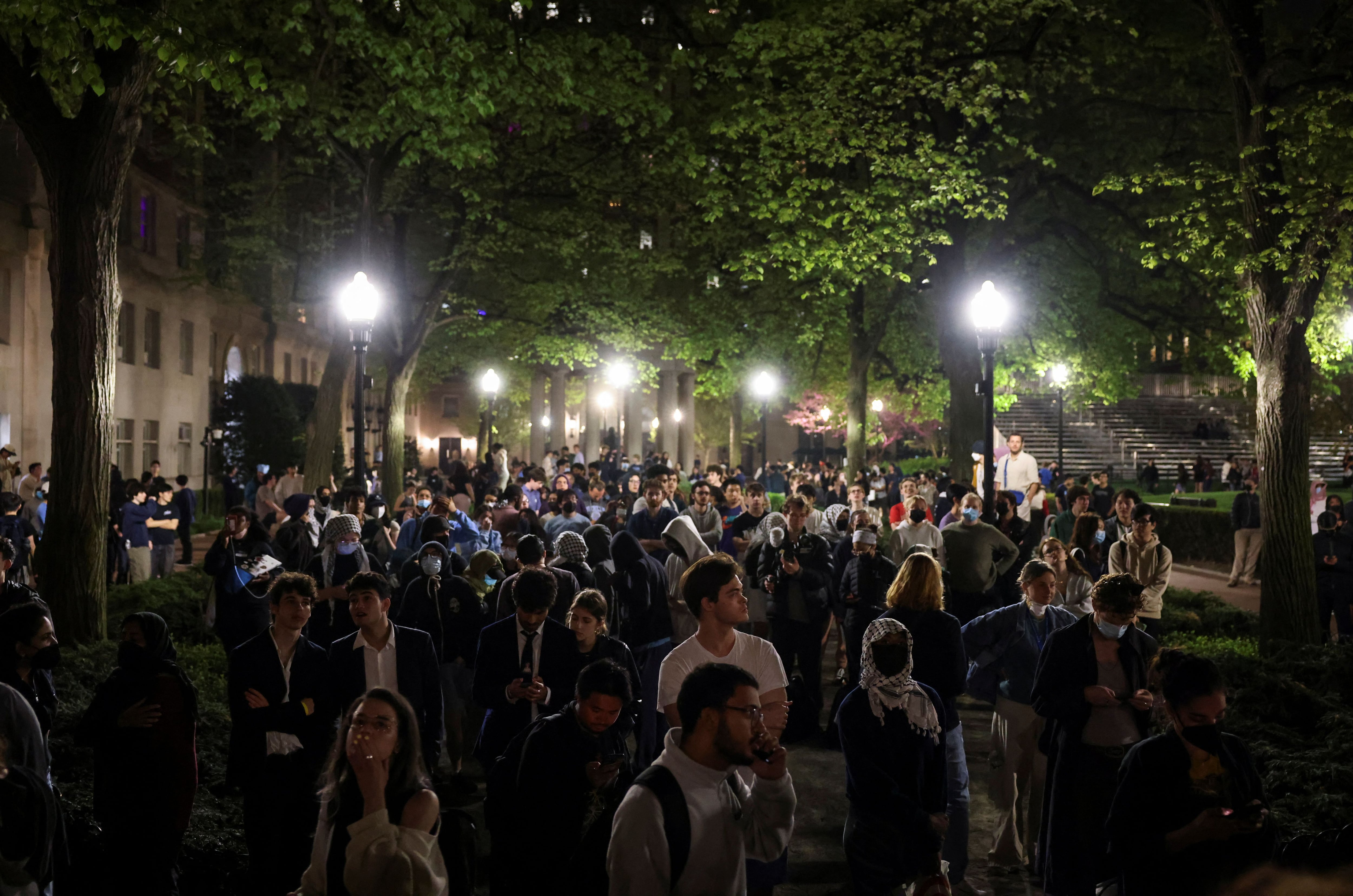 Manifestantes reunidos frente al Hamilton Hall (REUTERS/Caitlin Ochs)