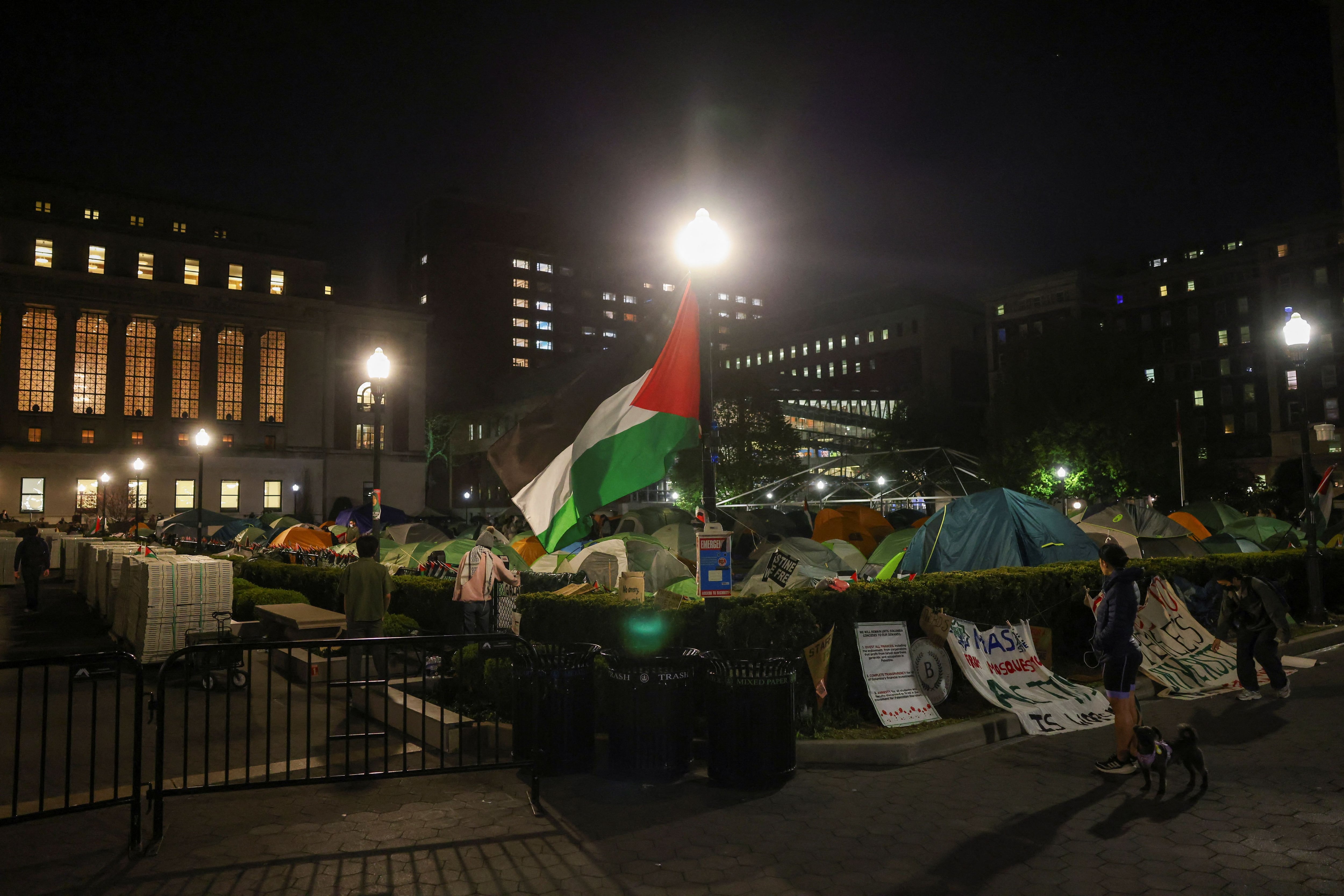 Una bandera palestina en el campamento alzado por los estudiantes en Columbia (REUTERS/Caitlin Ochs)
