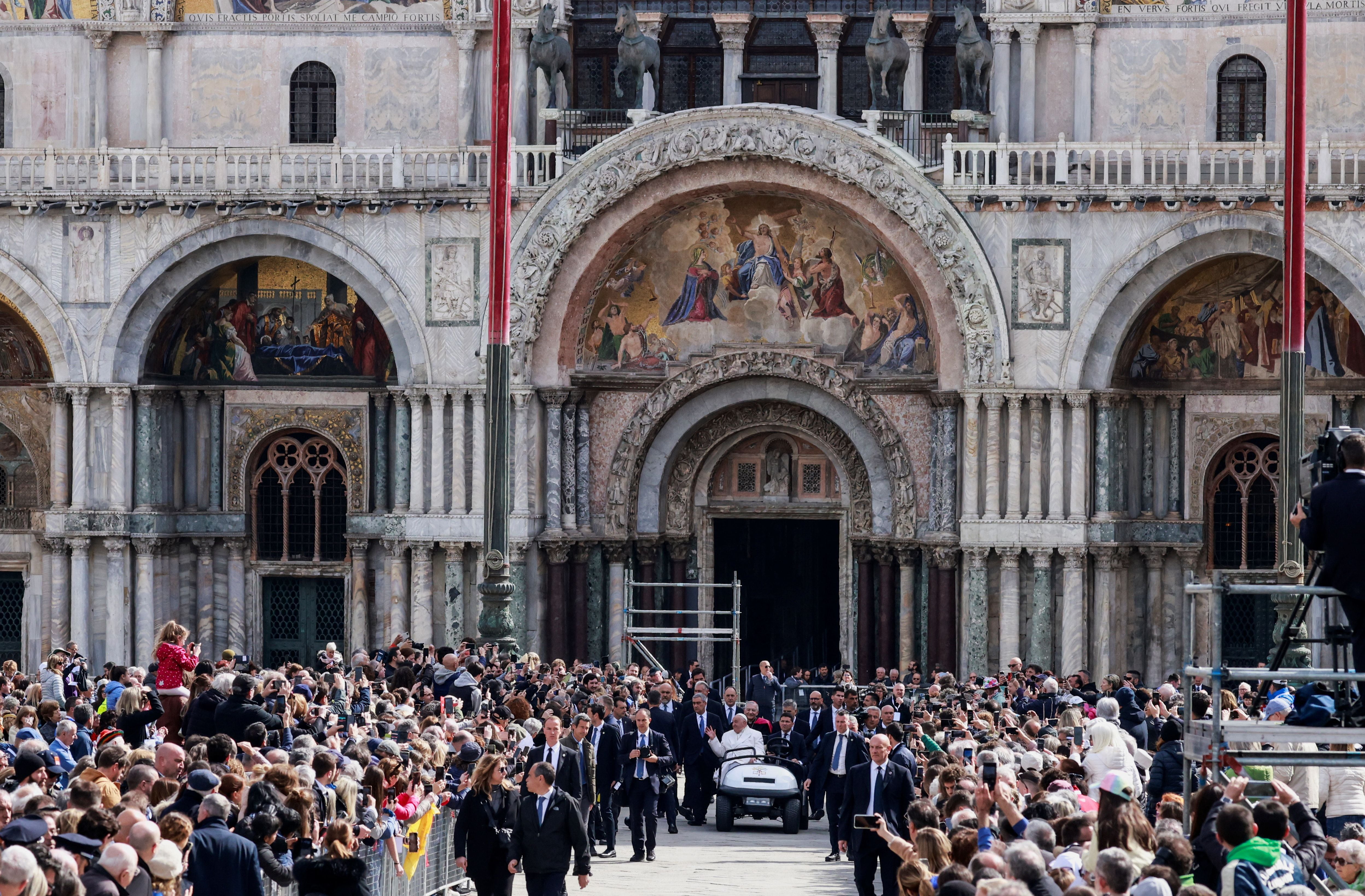 El papa frente a la basilica de San Marcos (REUTERS/Yara Nardi)