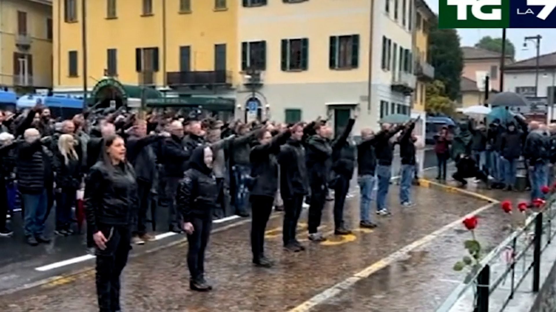 Decenas De Personas En Italia Hacen Un Saludo Fascista En El Aniversario De La Ejecución De Mussolini