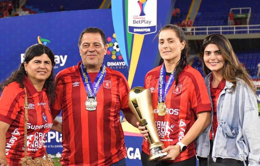 Tulio Gómez junto a su familia