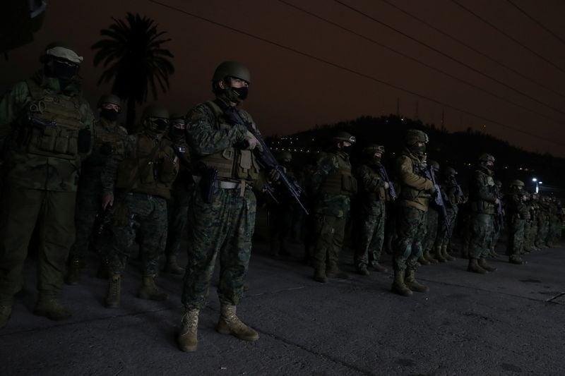 Chile decretó el toque de queda nocturno en tres comunas de la provincia de Aracuco tras el asesinato de los carabineros (REUTERS/Iván Alvarado)