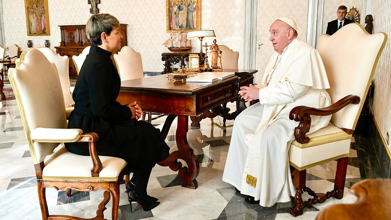 Verónica Alcocer y el Papa en audiencia privada