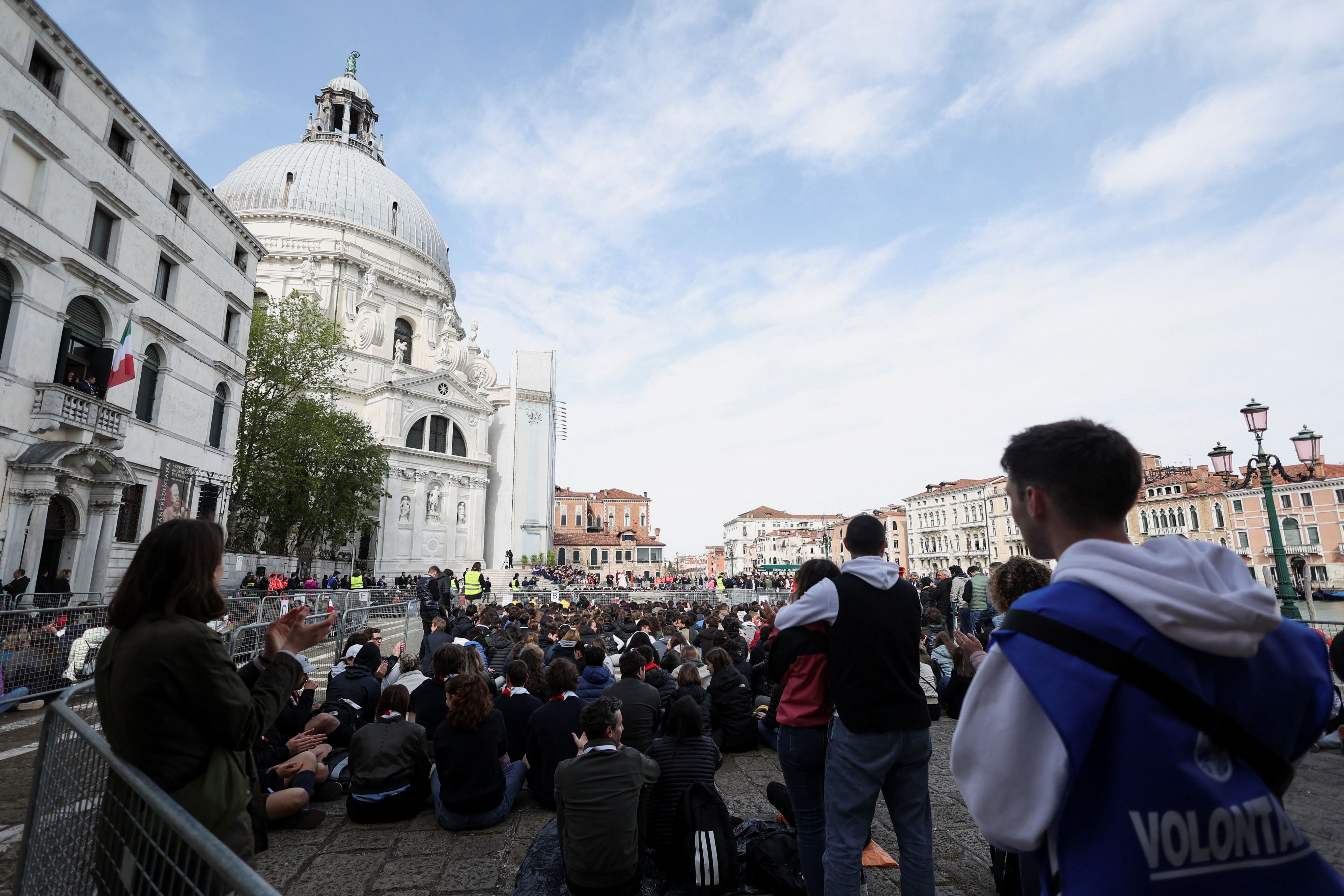 El papa durante el encuentro con jóvenes frente a Santa Maria della Salute (REUTERS/Yara Nardi)