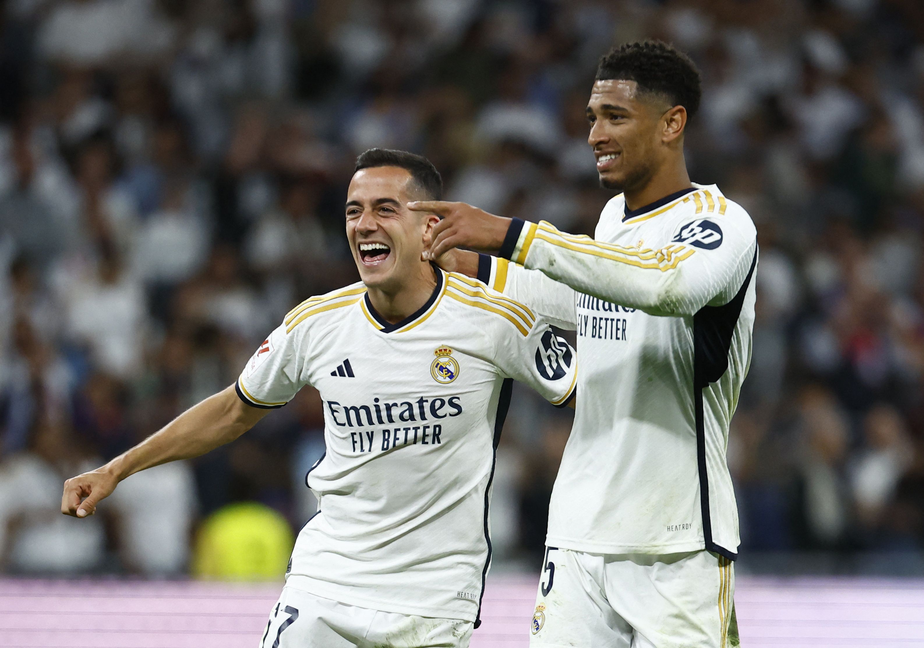 Bellingham y Lucas Vázquez celebran el gol del canterano del Real Madrid (REUTERS/Susana Vera).