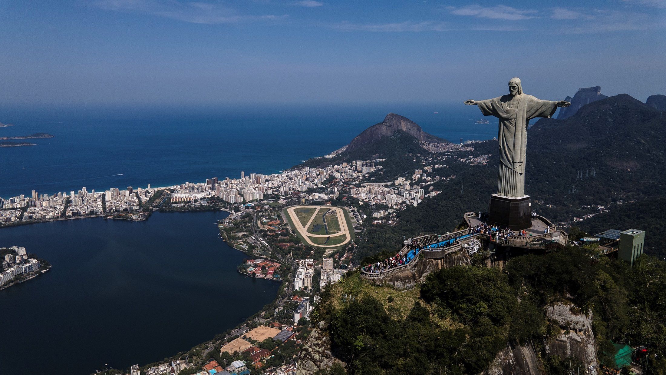 Vista aérea del Cristo del Corcovado en Río de Janeiro (Brasil). - Crédito Antonio Lacerda/EFE
