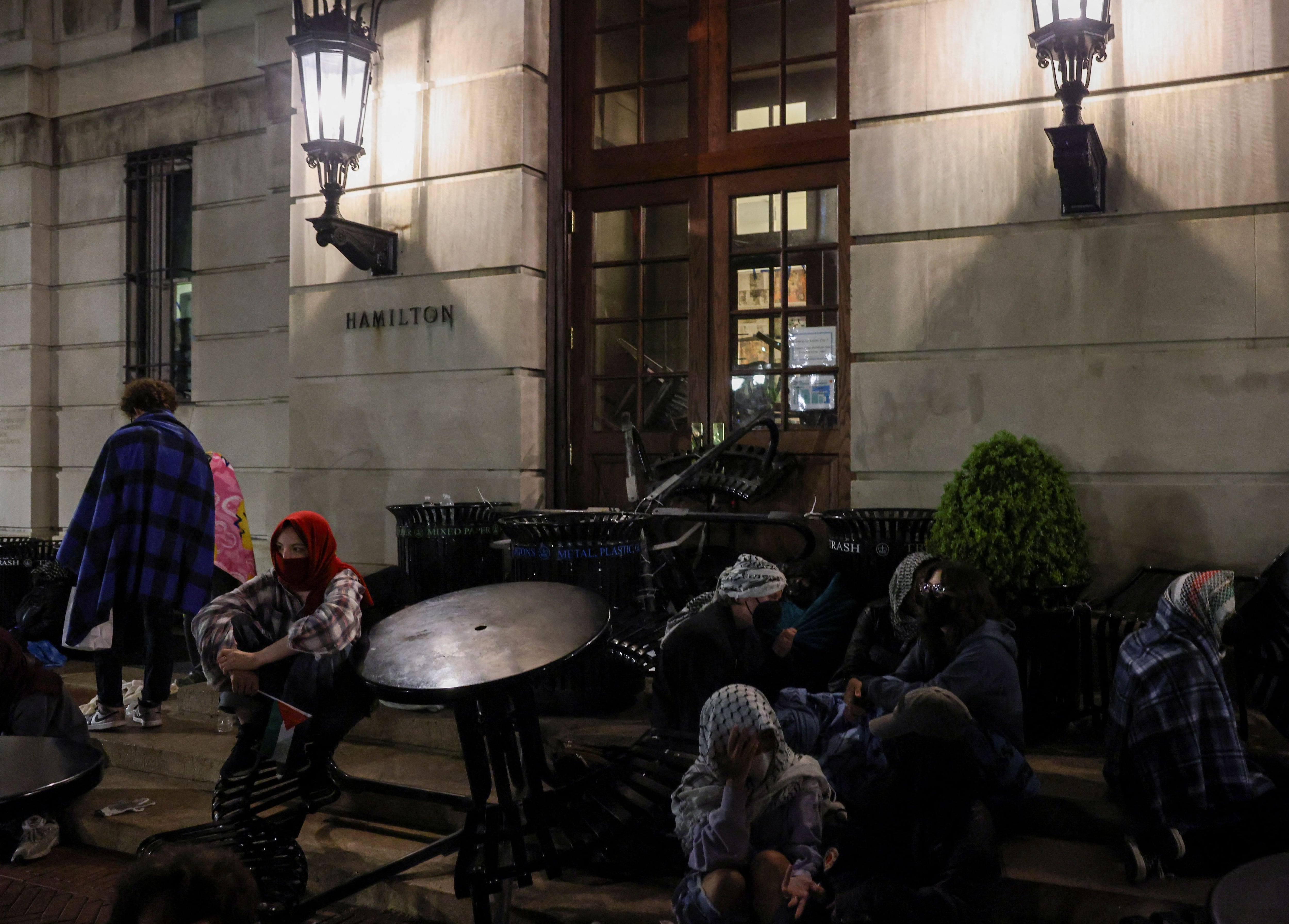 Los manifestantes cargaron muebles y barricadas de metal hasta el edificio (REUTERS/Caitlin Ochs)