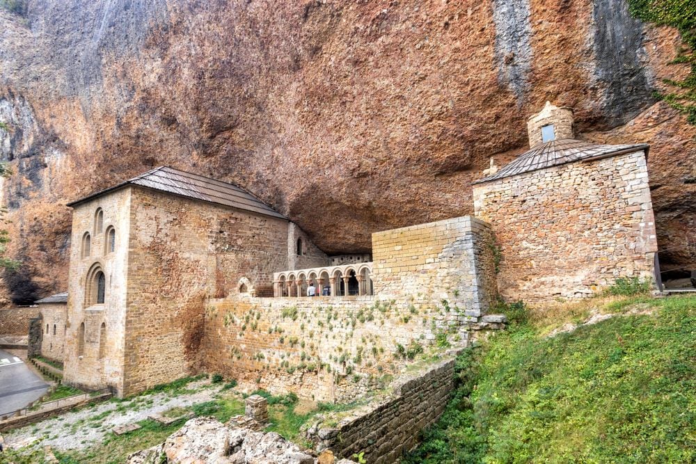 El Real Monasterio de San Juan de la Peña, en Huesca (Shutterstock).