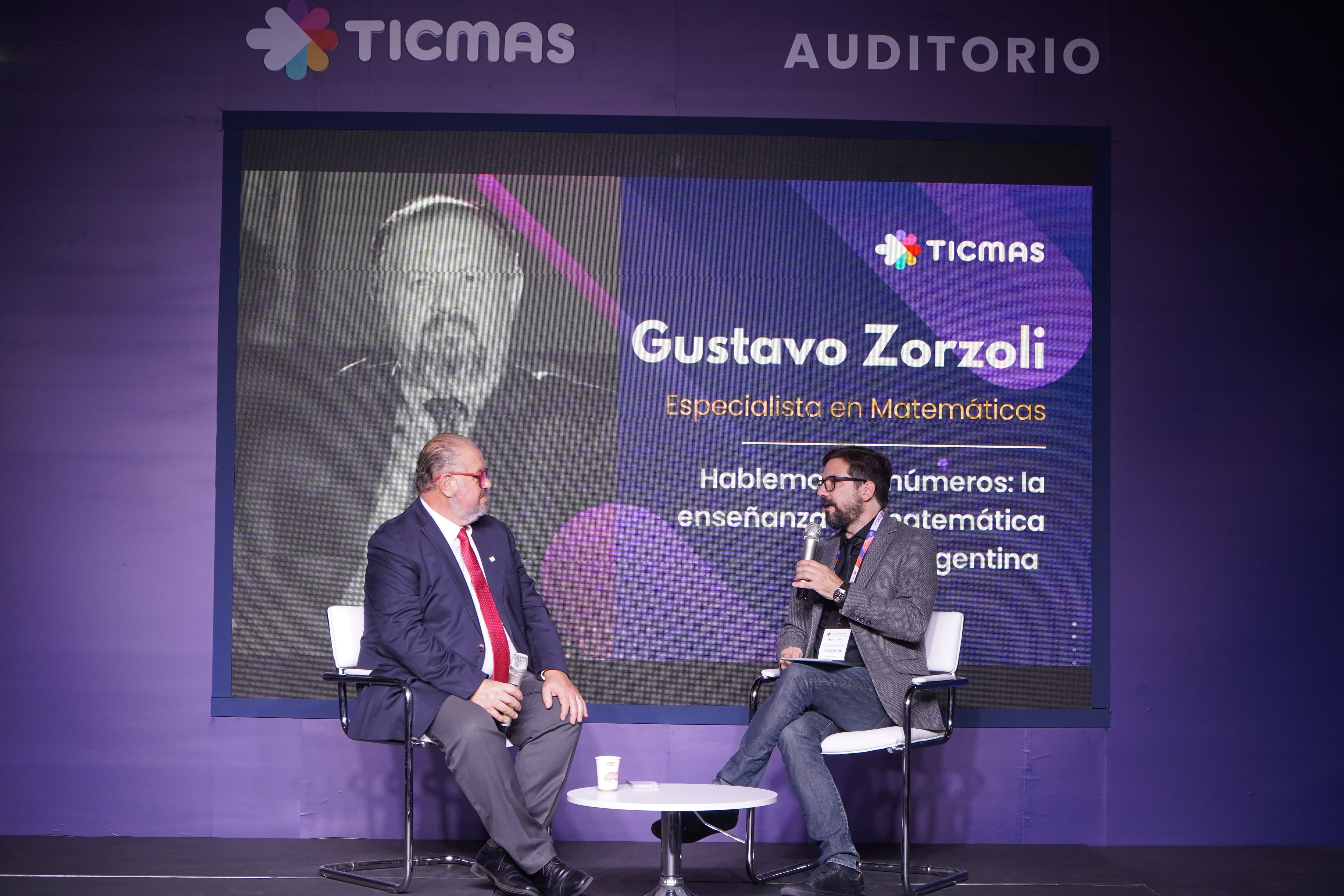 Gustavo Zorzoli en el stand de Ticmas durante la Feria Internacional del Libro de Buenos Aires 2024