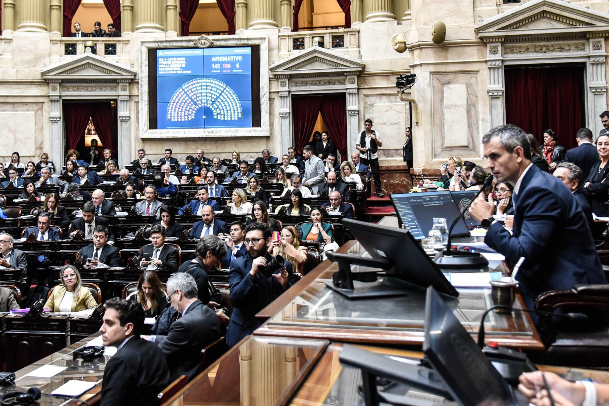 El presidente de la Cámara de Diputados de Argentina, Martín Menem, preside la maratónica sesión 