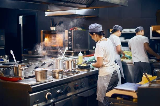 Con un enfoque en la innovación culinaria, esta oferta laboral busca a un chef o cocinero capaz de liderar la transformación de la experiencia gastronómica, ofreciendo salario competitivo y estabilidad laboral - crédito iStock