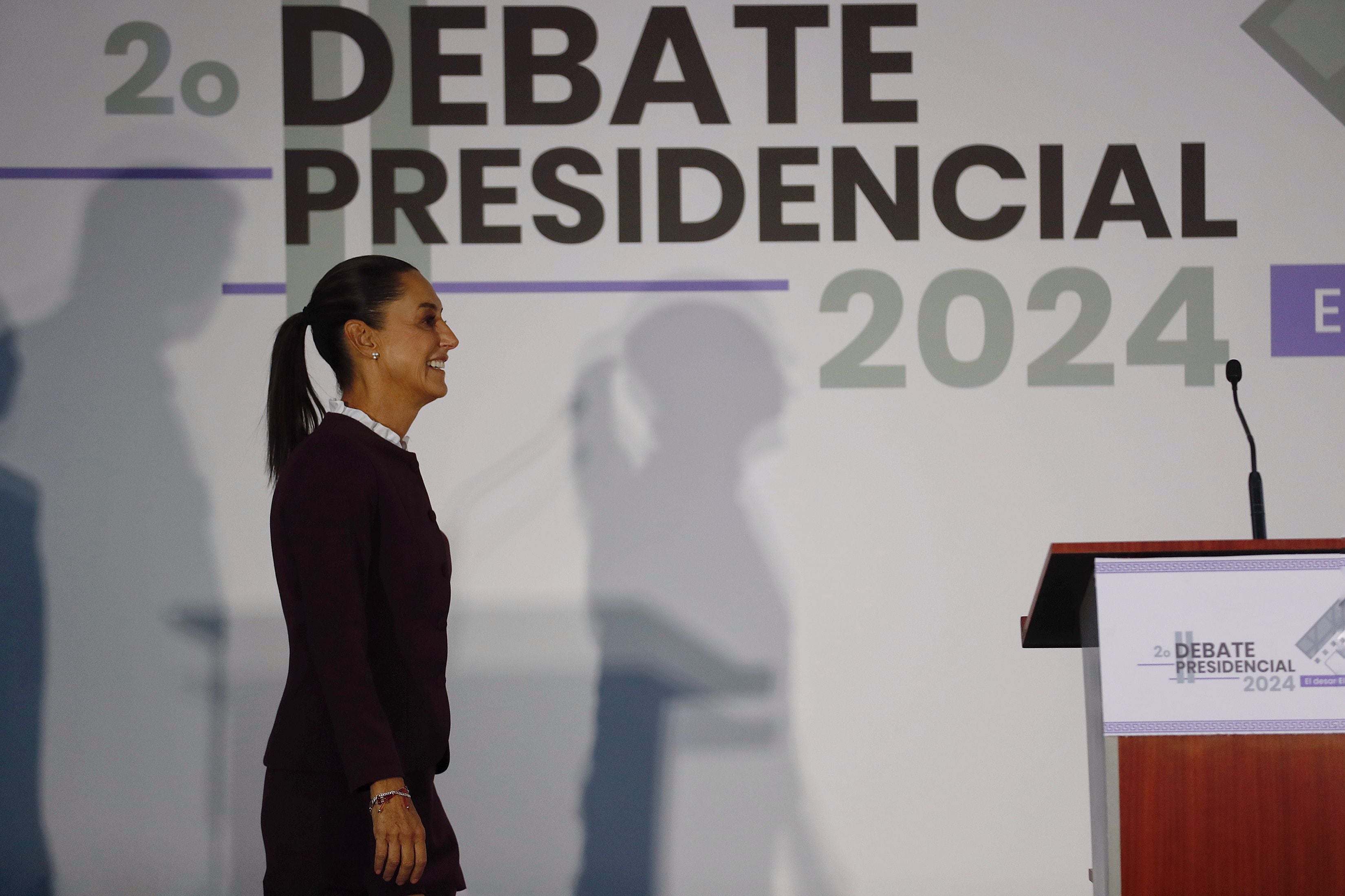 La candidata presidencial del oficialismo mexicano Claudia Sheinbaum llega este domingo a las instalaciones de los Estudios Churubusco para un debate, en la Ciudad de México (México). EFE/ Sáshenka Gutiérrez
