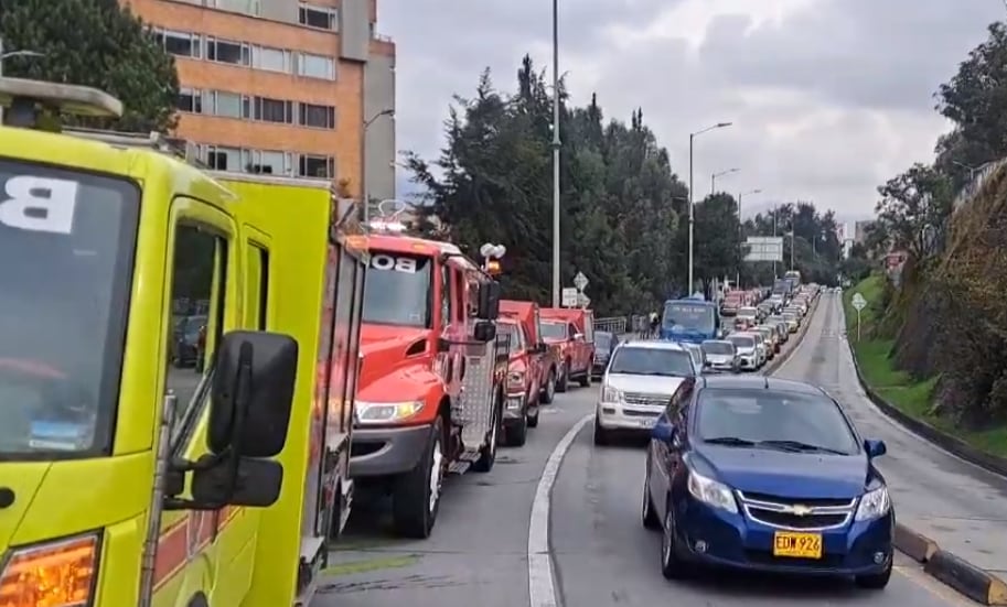 Las autoridades rinden homenaje a las víctimas de la tragedia de 21 Ángeles - crédito Bogotá Tránsito