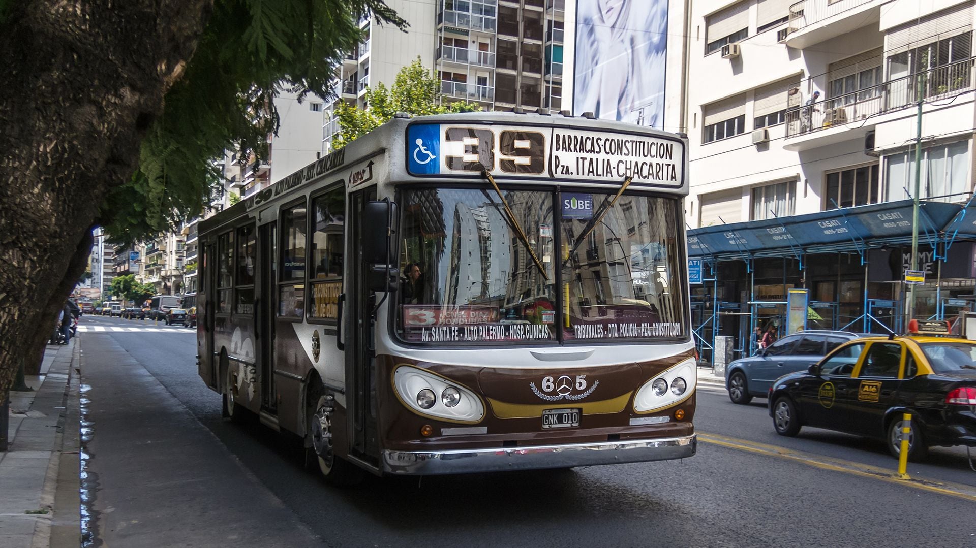 El colectivo hacía su recorrido cuando la mujer comenzó con contracciones.