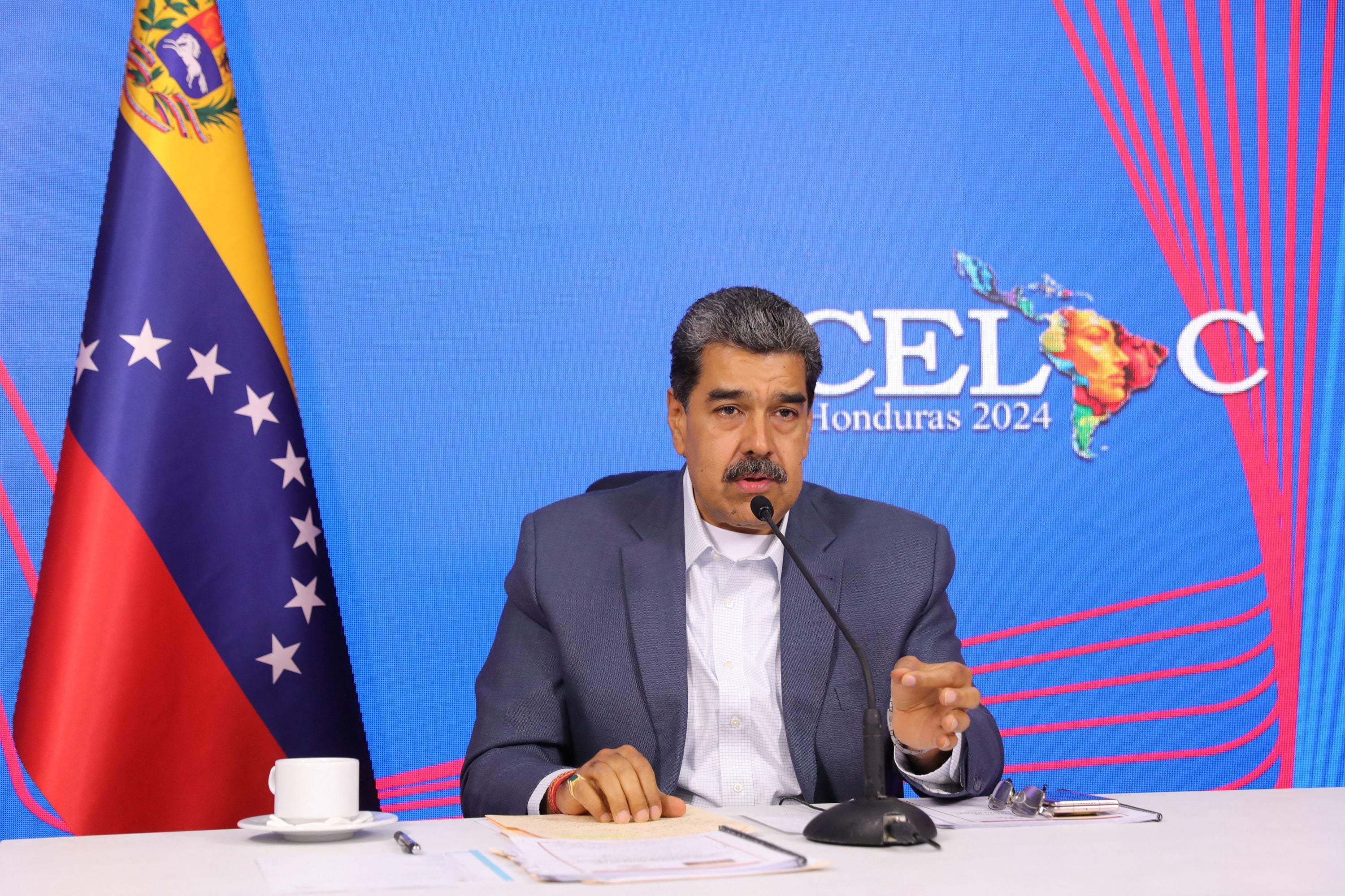 Nicolás Maduro asistió este martes a una reunión virtual de los presidentes de la Comunidad de Estados Latinoamericanos y Caribeños (CELAC) en respuesta al asalto policial a la embajada de México en Quito (REUTERS)