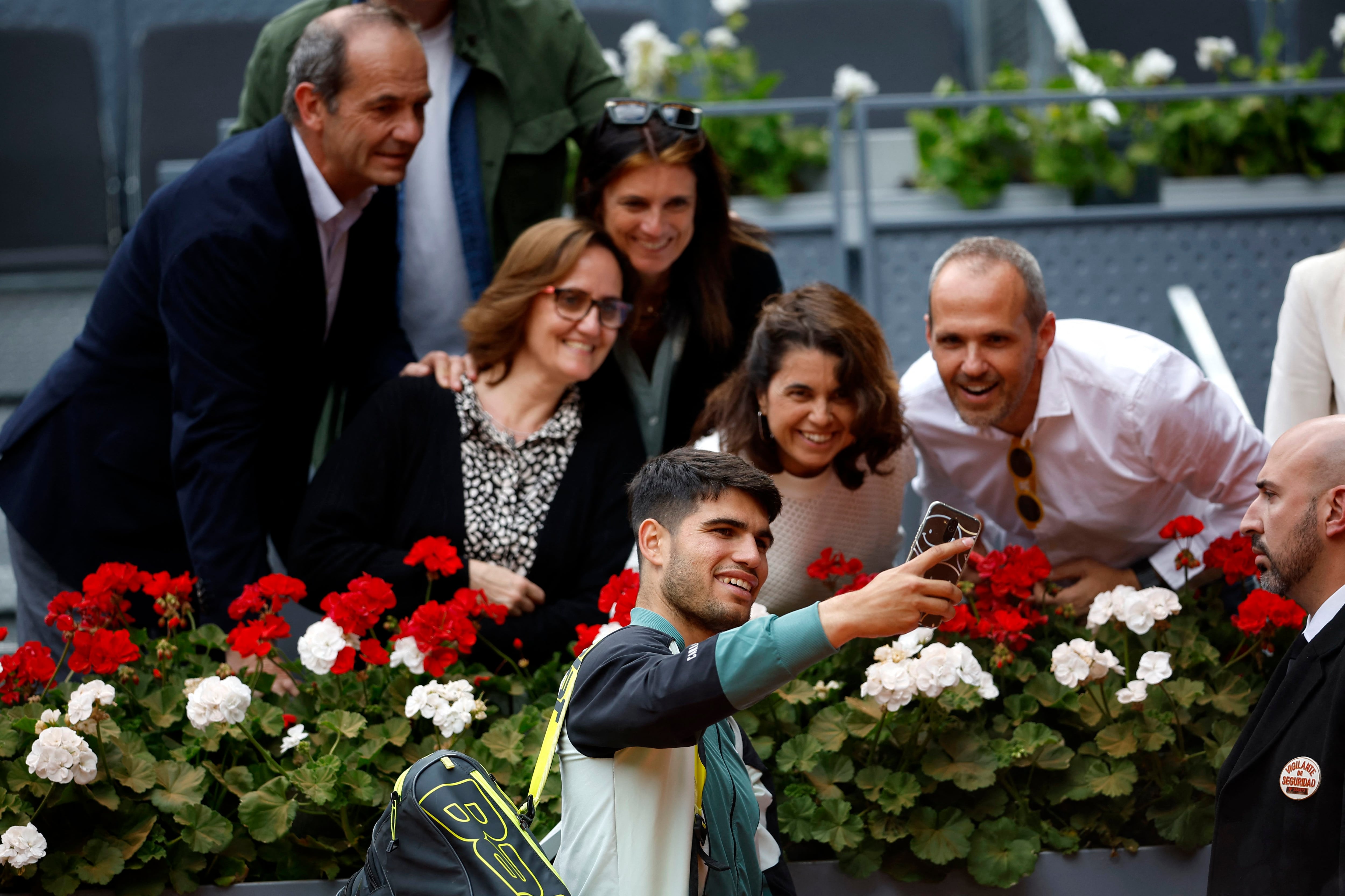 Alcaraz se fotografía junto a unos seguidores tras la victoria (REUTERS/Juan Medina)