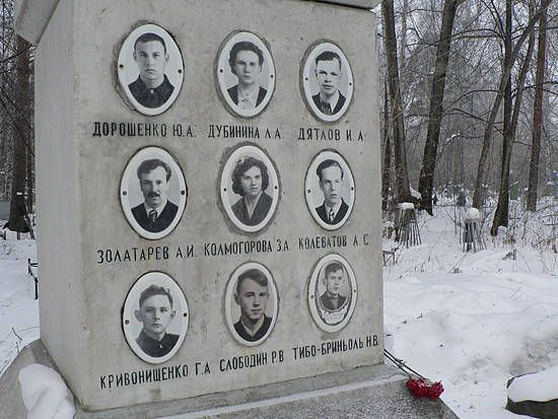 La tumba que recuerda los 9 jóvenes fallecidos: Yuri Doroskenko, Lyudmila Dubinina, Igor DYatlov, Semyon Zolotaryov, Zinaida Kolmogorova, Aleksander Kolevatov, Yuri Krivonischenko, Rustem Slobodin y Nikolay Thibeaux-Brignolle