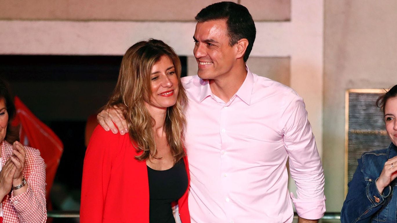 El presidente del Gobierno, Pedro Sánchez, acompañado por su mujer, Begoña Gómez (EFE/JuanJo Martín)
