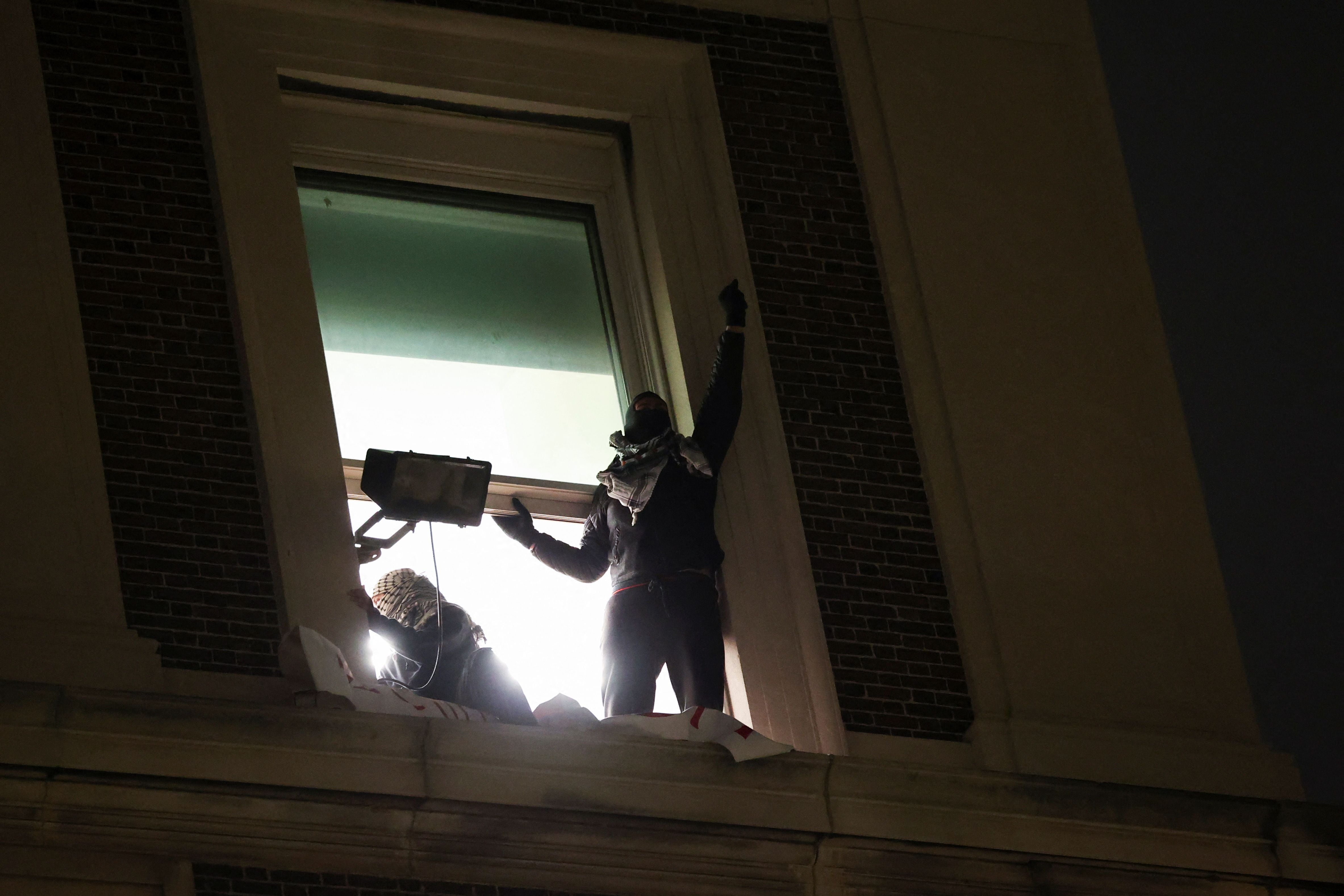 Un manifestante se dirige a la multitud desde una ventana del Hamilton Hall (REUTERS/Caitlin Ochs)