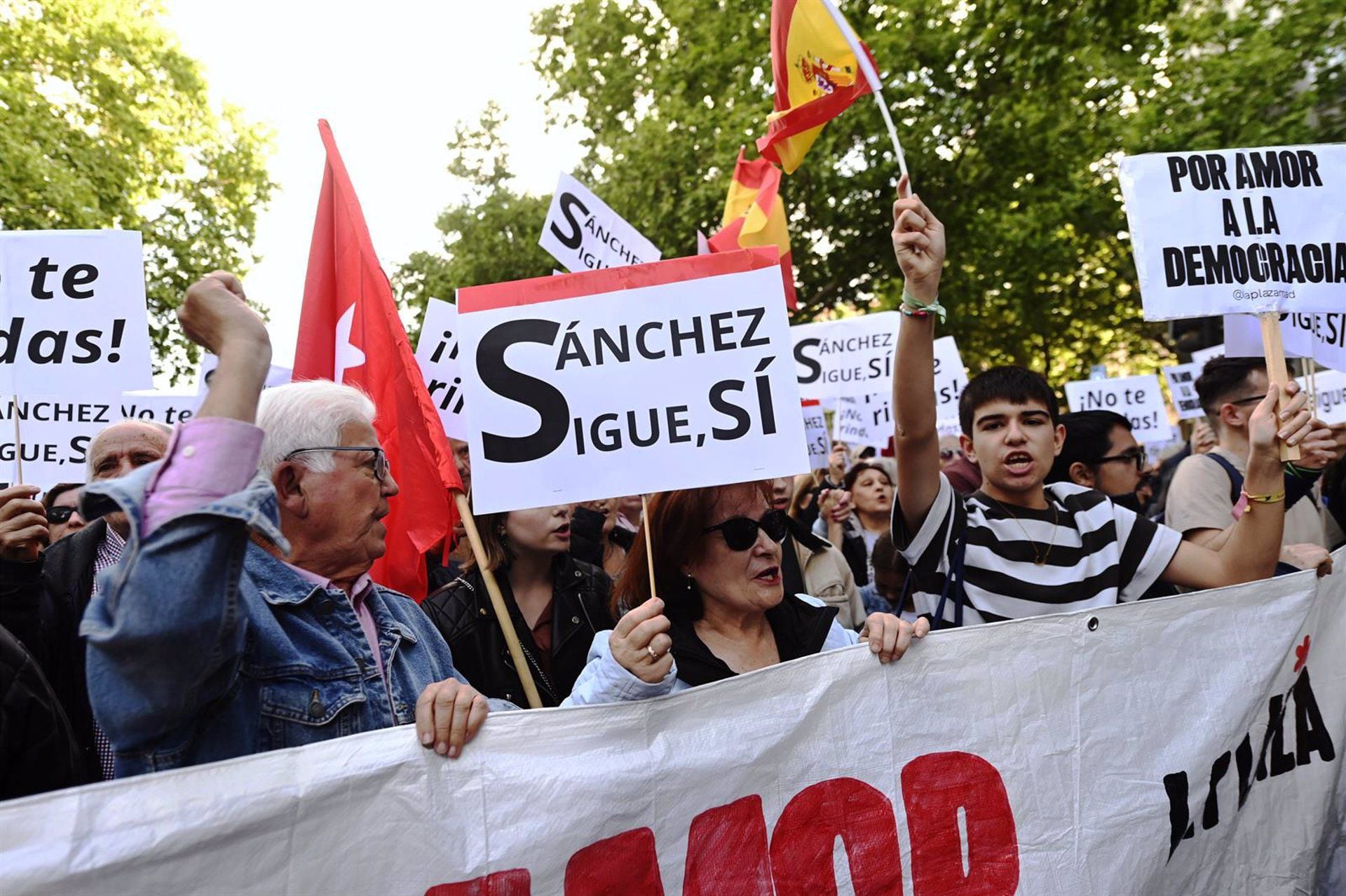 Decenas de personas durante una manifestación en apoyo a Pedro Sánchez. (Europa Press/Alberto Ortega)