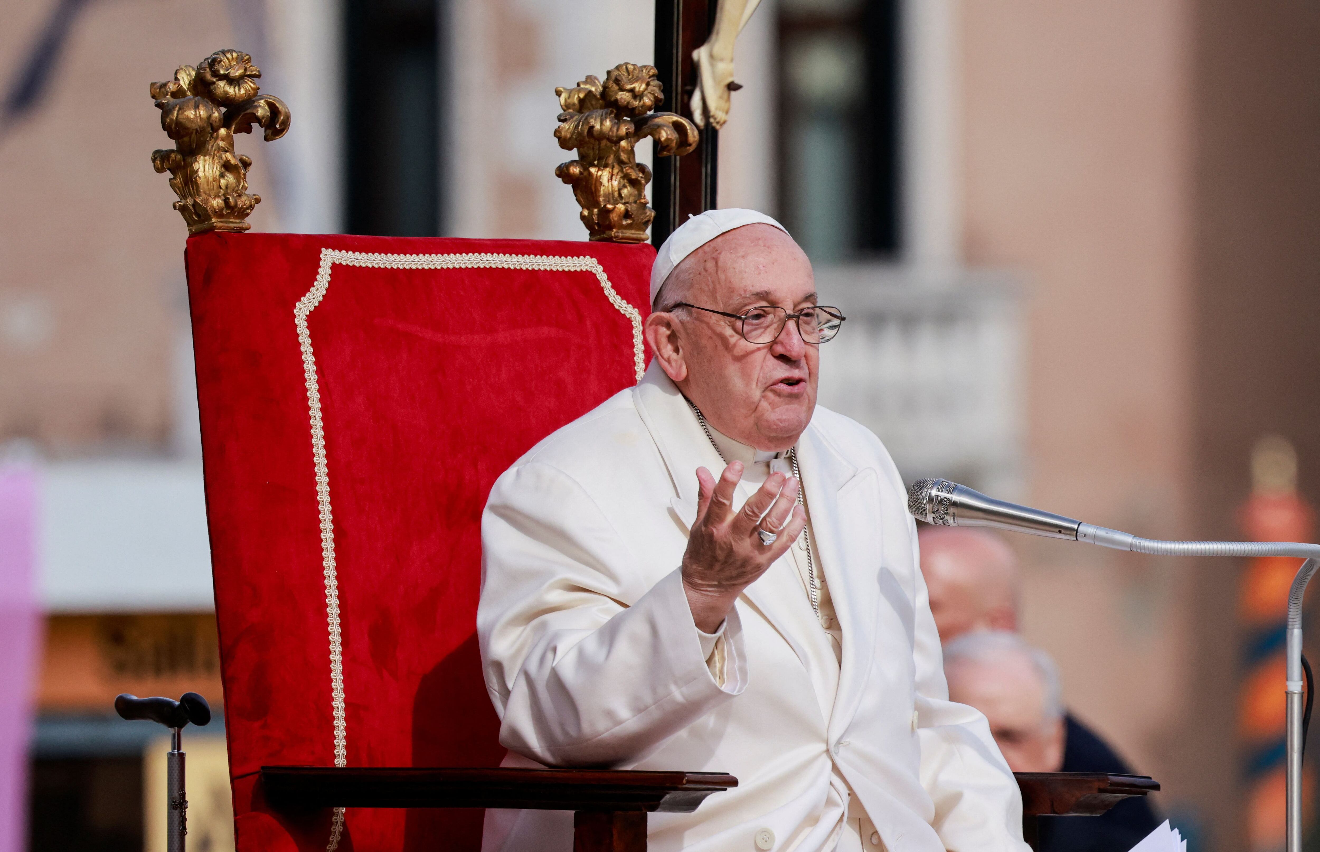 “¡Dejen de lado sus teléfonos móviles y vayan al encuentro de la gente!”, pidió el papa a los jóvenes. (REUTERS/Yara Nardi)