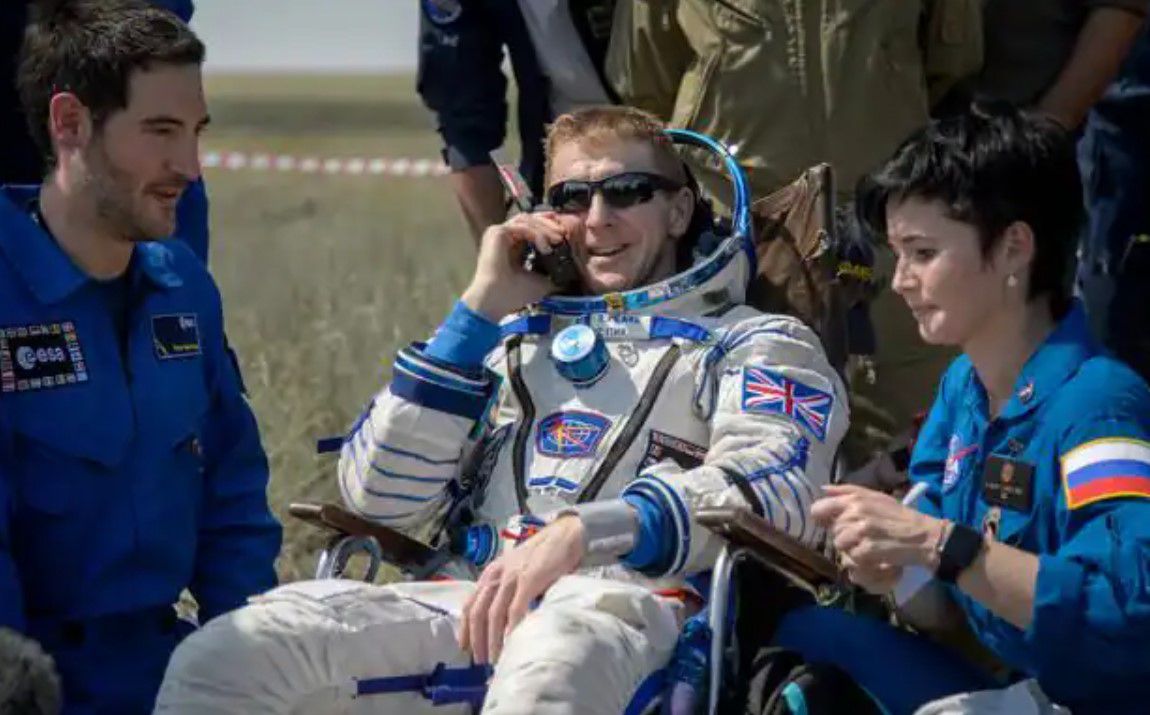 El doctor Sergi Vaquer (izq.) atiende al astronauta Tim Peake tras su aterrizaje (ESA)