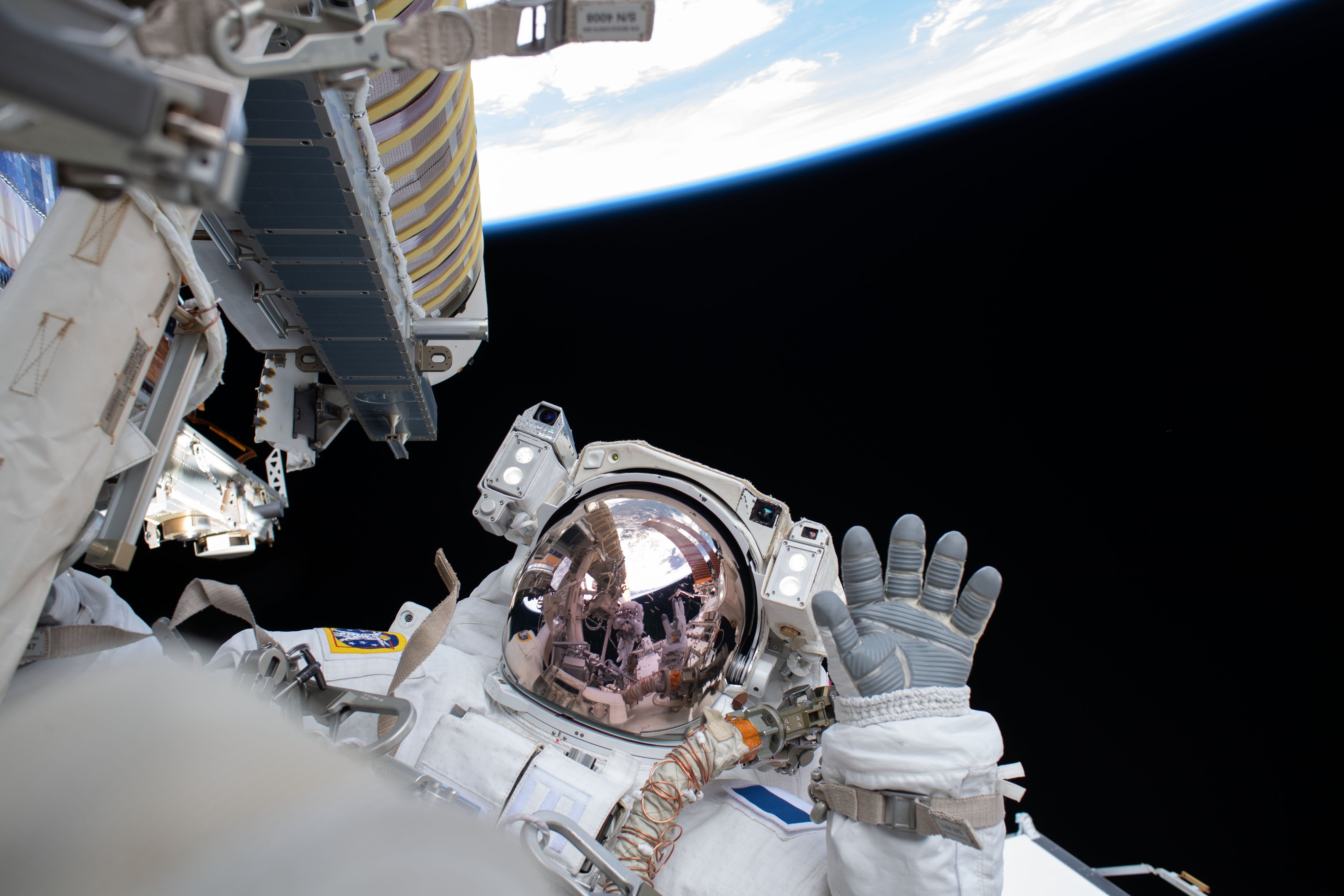 El astronauta Thomas Pesquet, en un 'selfie' con la Tierra (ESA)