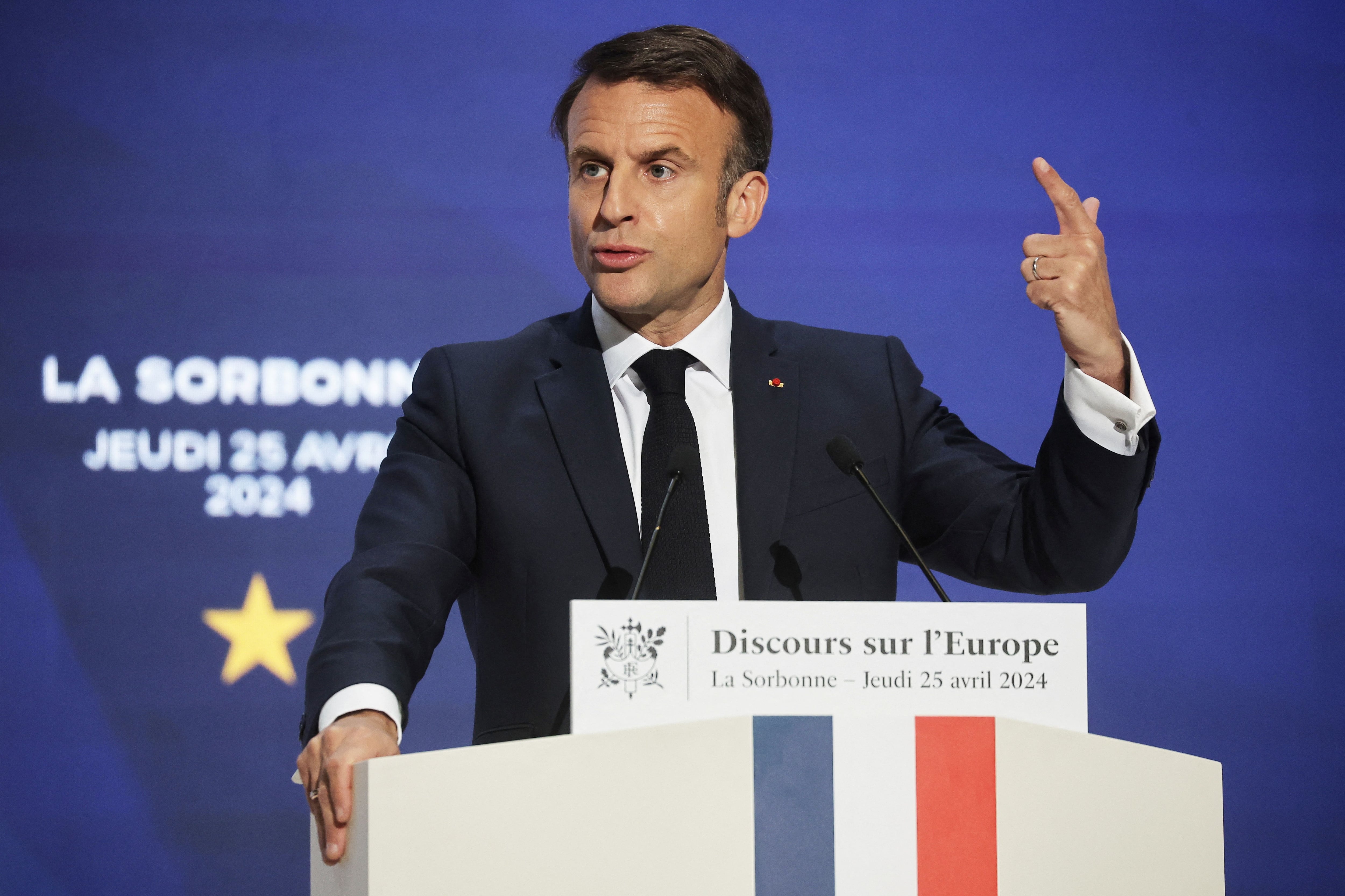 El presidente francés Emmanuel Macron pronunció un discurso sobre Europa en el anfiteatro de la Universidad de la Sorbona en París este 25 de abril de 2024 (Christophe Petit Tesson/REUTERS)