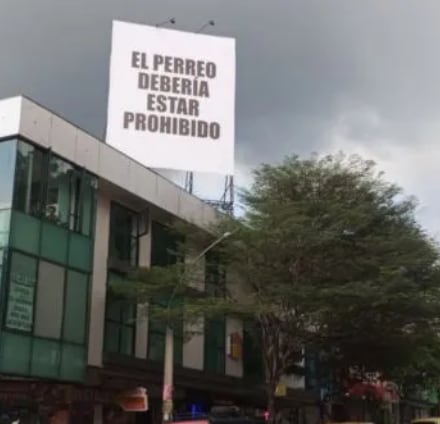 El perreo debería estar prohibido, apareció cartel en Medellín en su contra - redes sociales