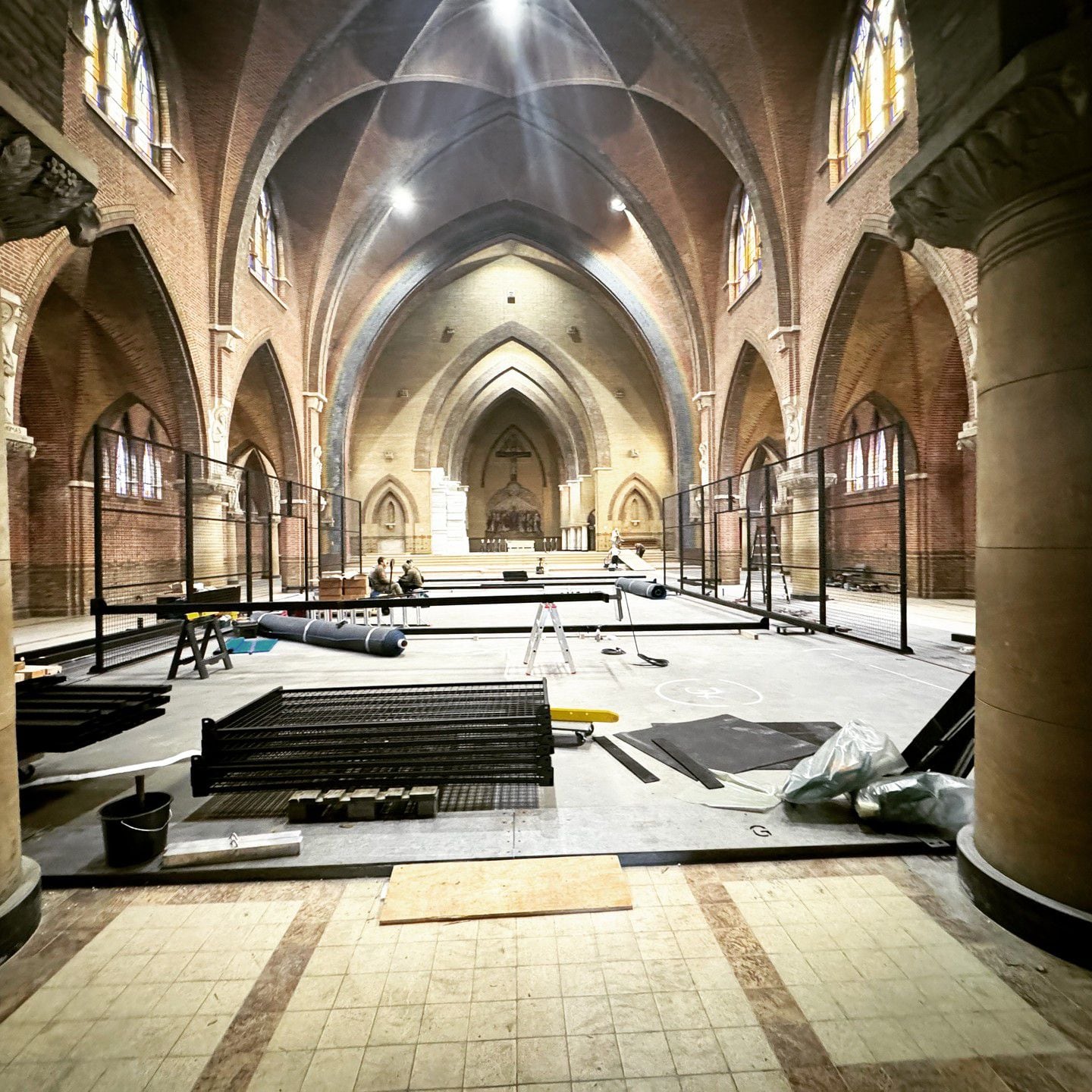 Proceso de construcción de la Holy Padel de la Iglesia de San José de Arnhem compartida por el propietario Roland Verheij en sus redes sociales (@rolandverheij)