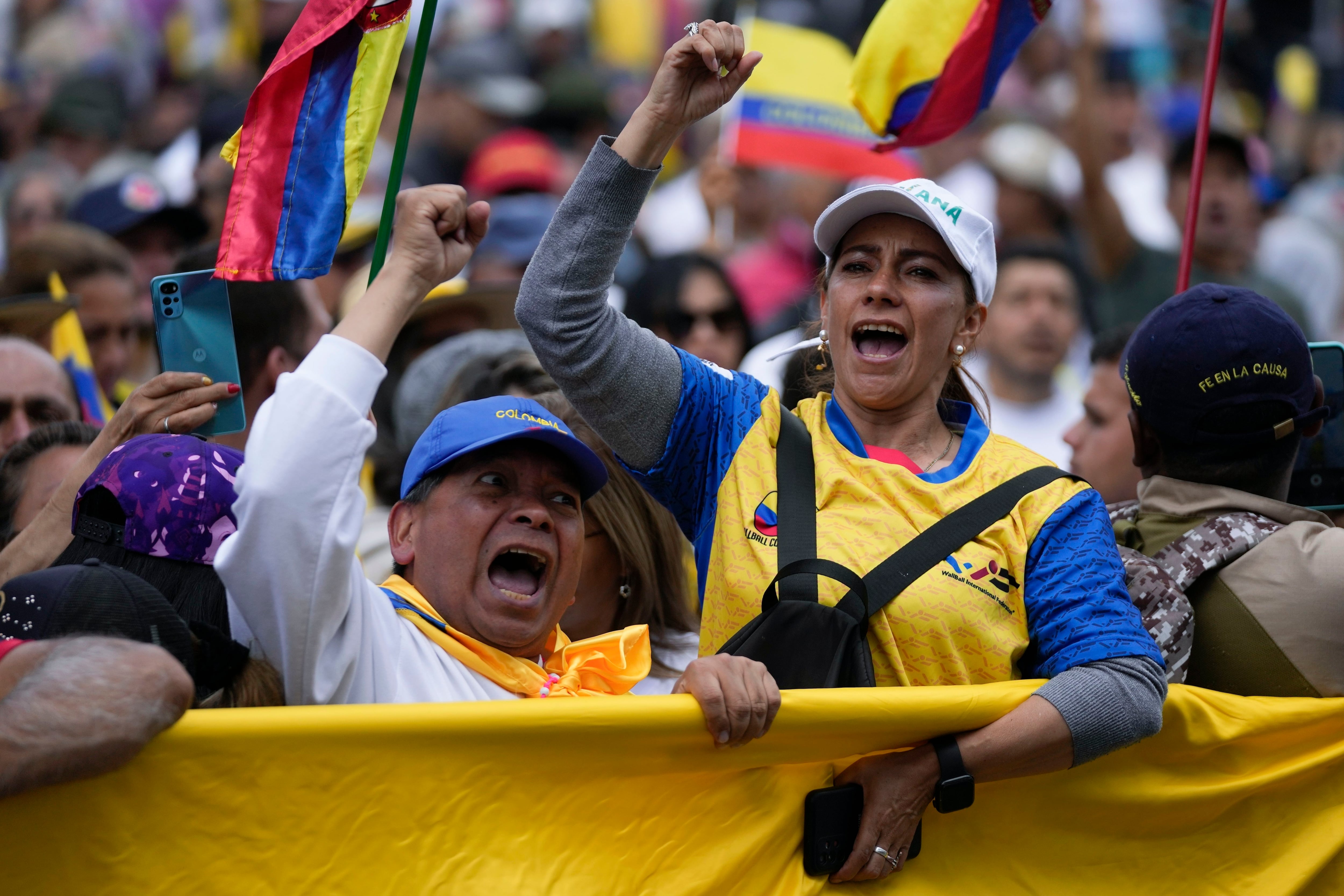 Los colombianos han salido a las calles en diferentes oportunidades a protestar contra las reformas del Gobierno Petro - crédito Fernando Vergara/AP